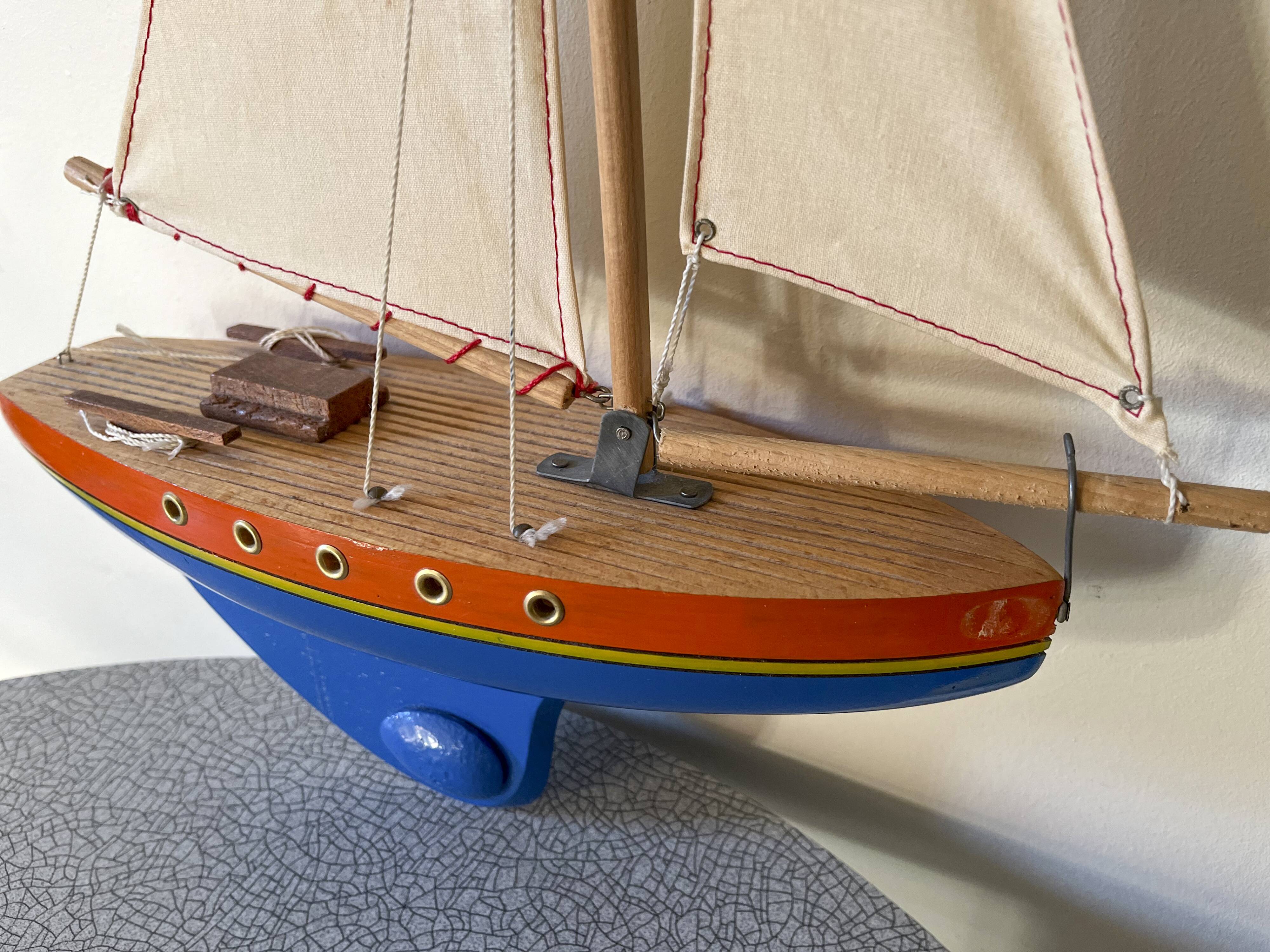 Basin sailboat "Tirot 500" navigable wood, antique toy with pretty vintage colors