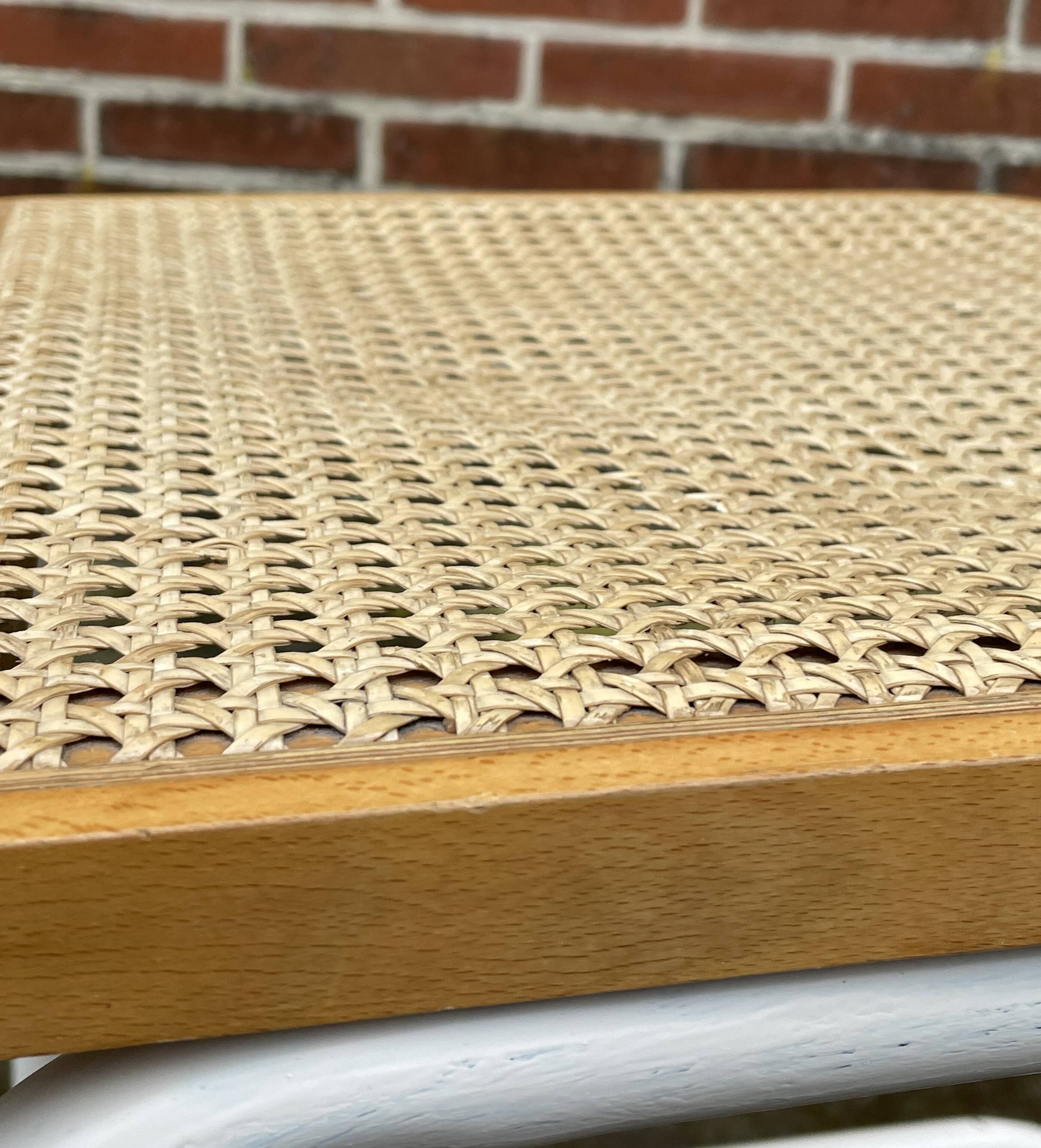Chaise Cesca modèle b32 en blanc et bois par Marcel Breuer