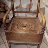 Chaise percée