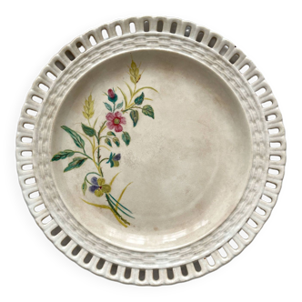 Assiette ajourée en faïence fine, opaque de Lunéville, peinture de fleurs datée de 1887