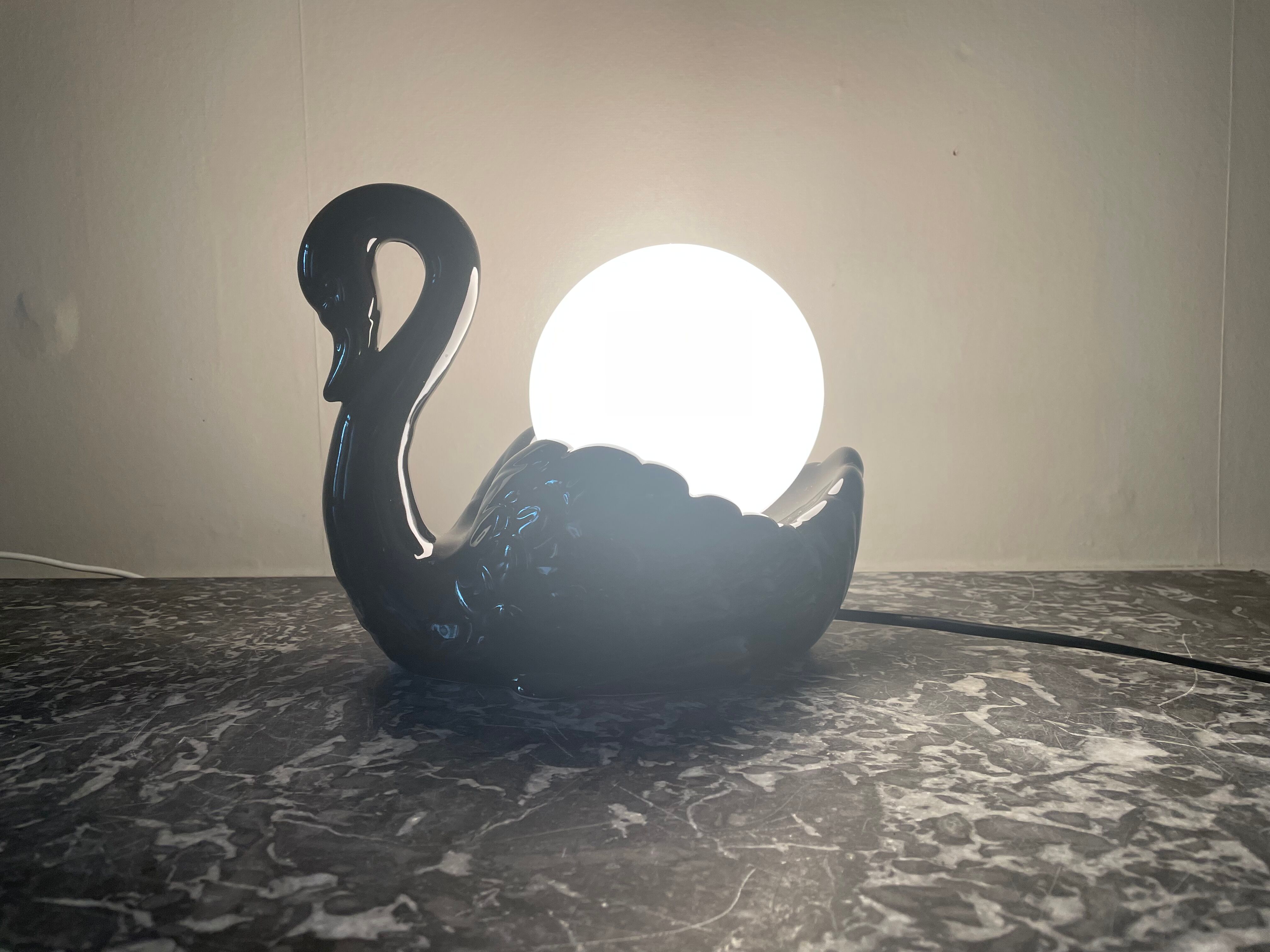 Black swan lamp