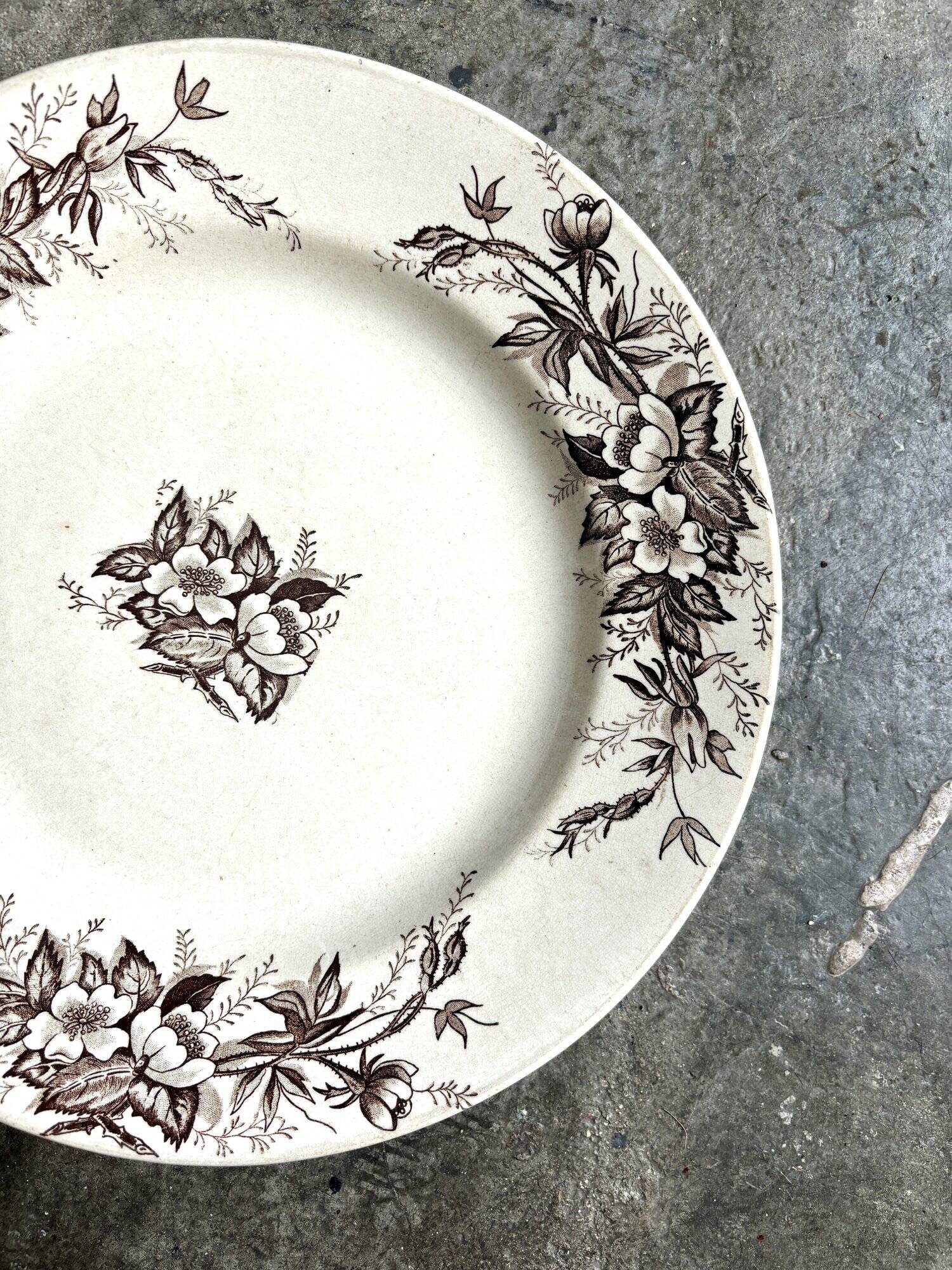 HB&Cie round dish in iron earth