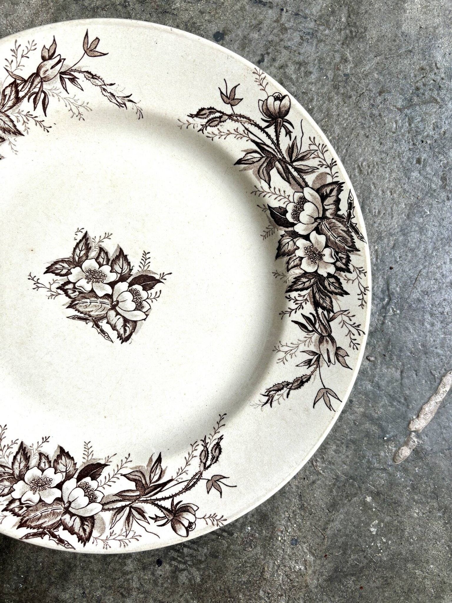 HB&Cie round dish in iron earth