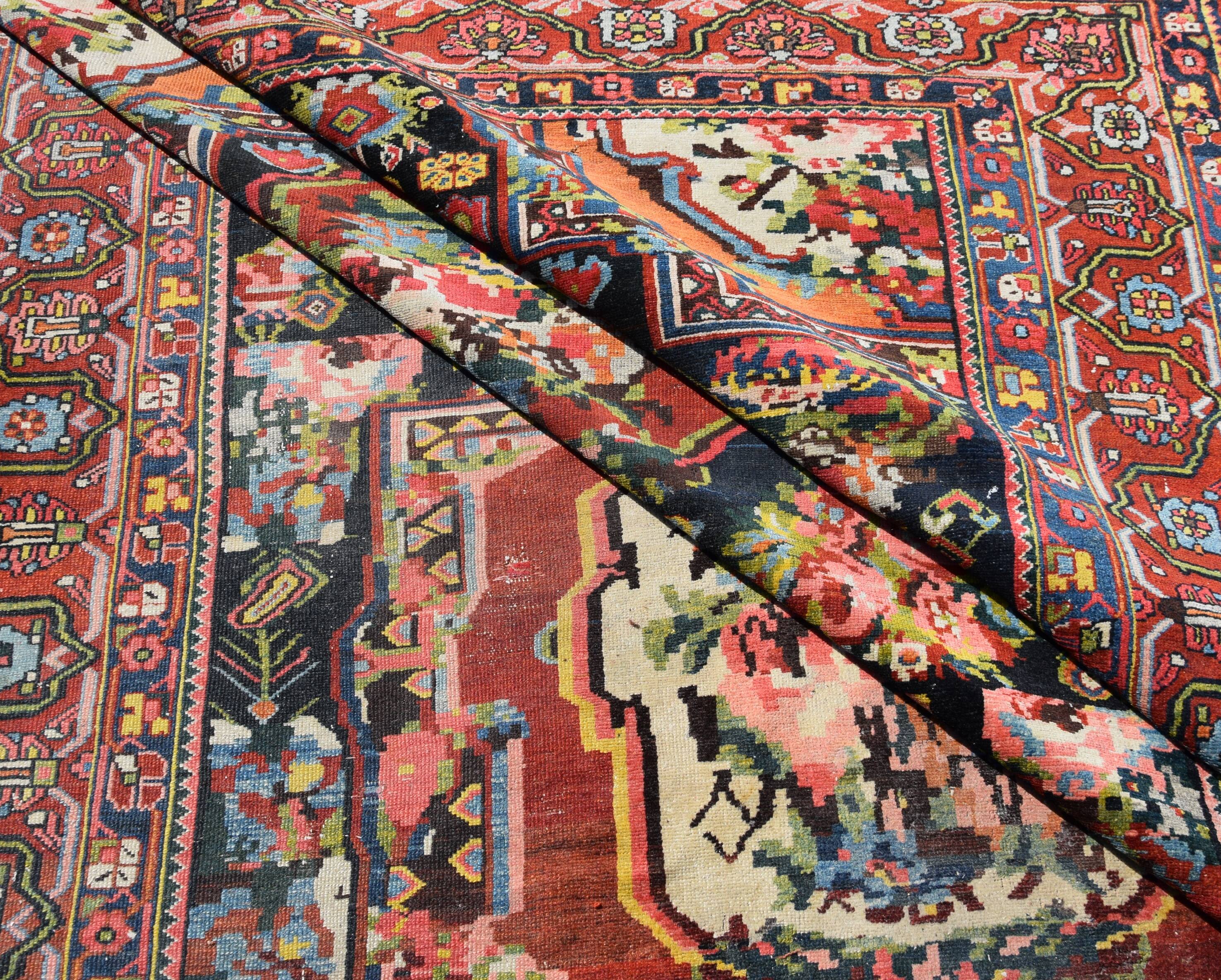 Antique Iranian oriental rug Bakhtiar Faradombeh: 3.37 X 2.13 meters. Early 20th century circa 1920/30