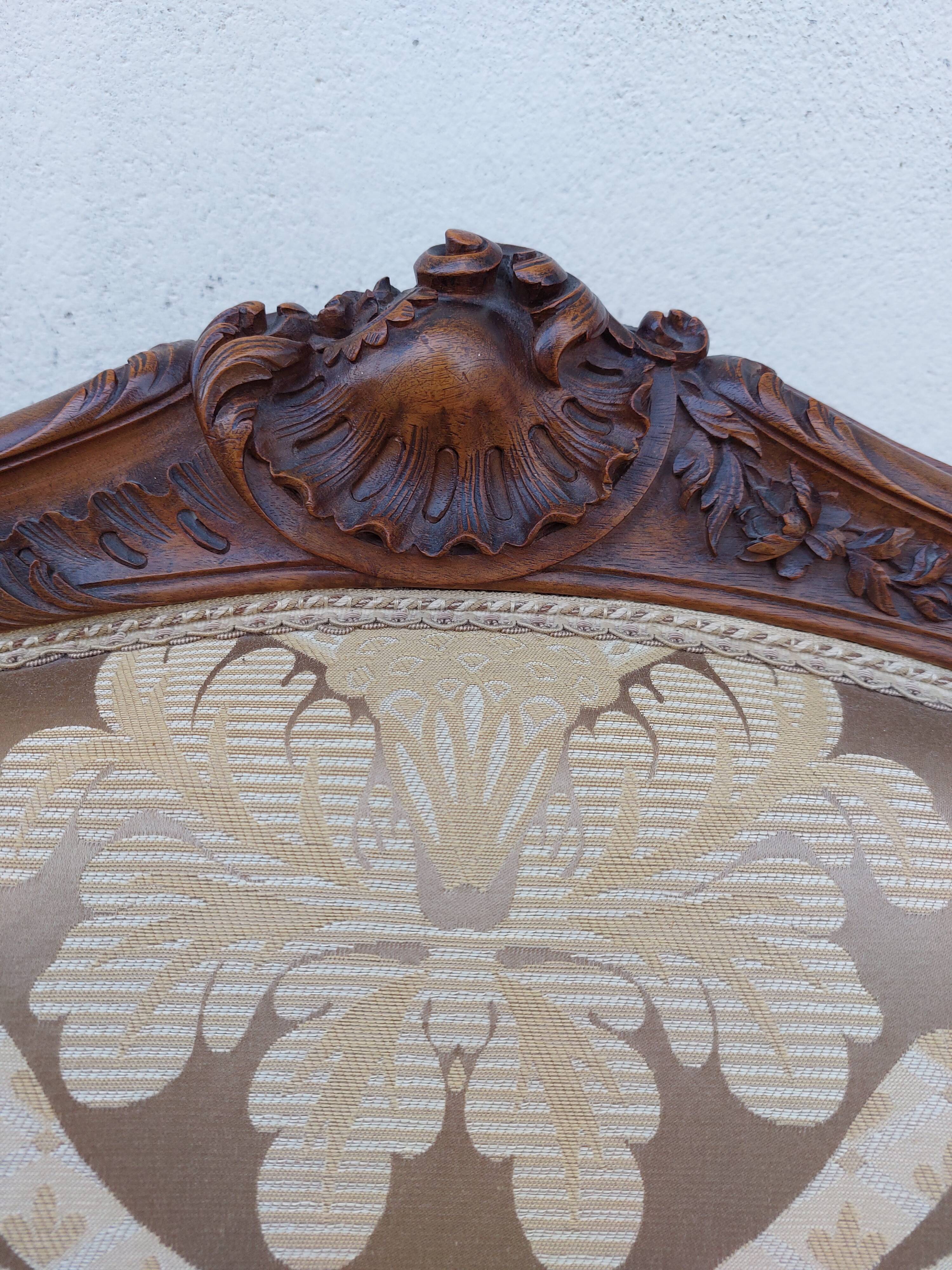 Fauteuil bergère louis XV en Noyer sculpté