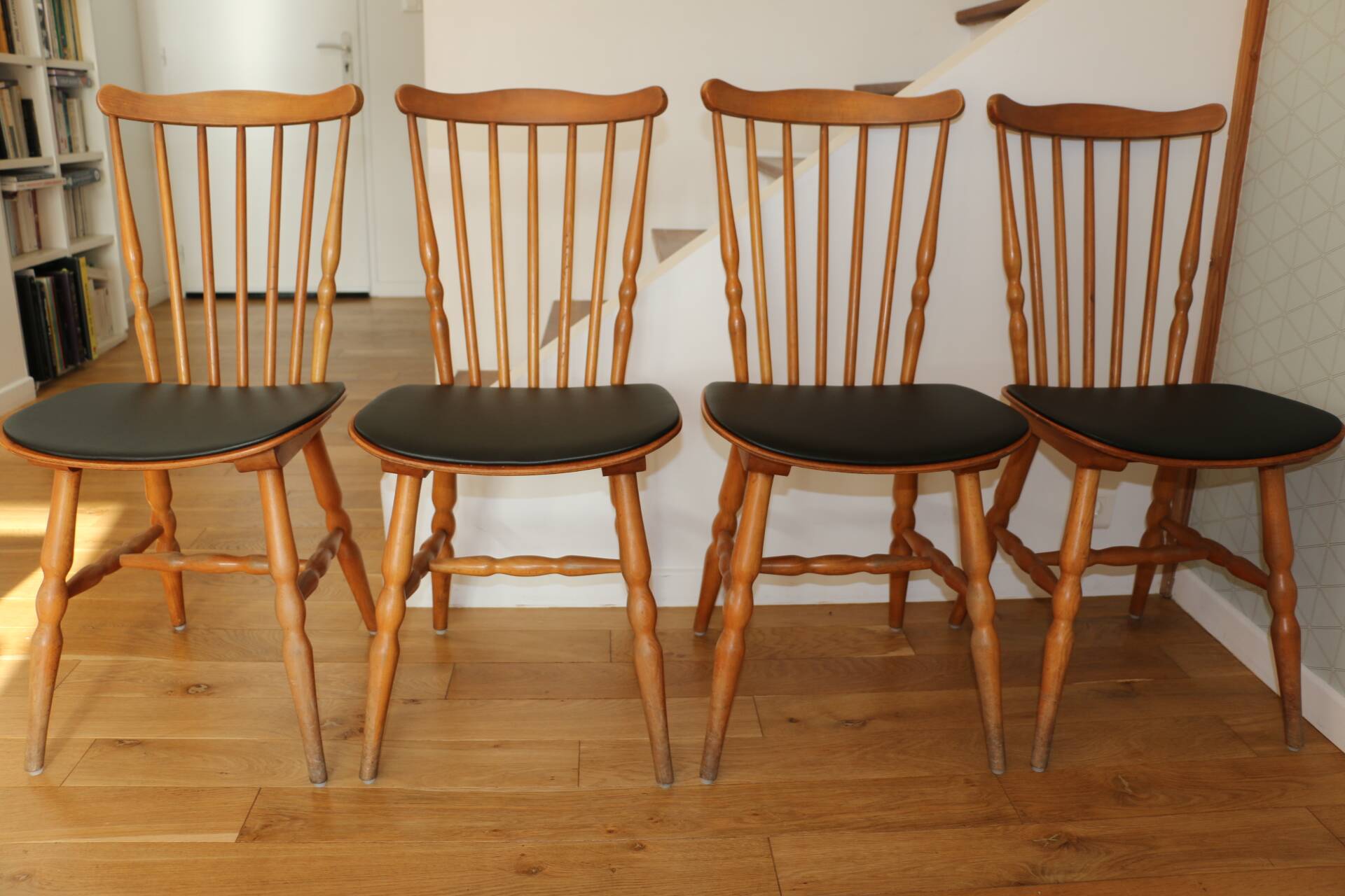 4 BAUMANN Tacoma chairs in black imitation leather and light beech