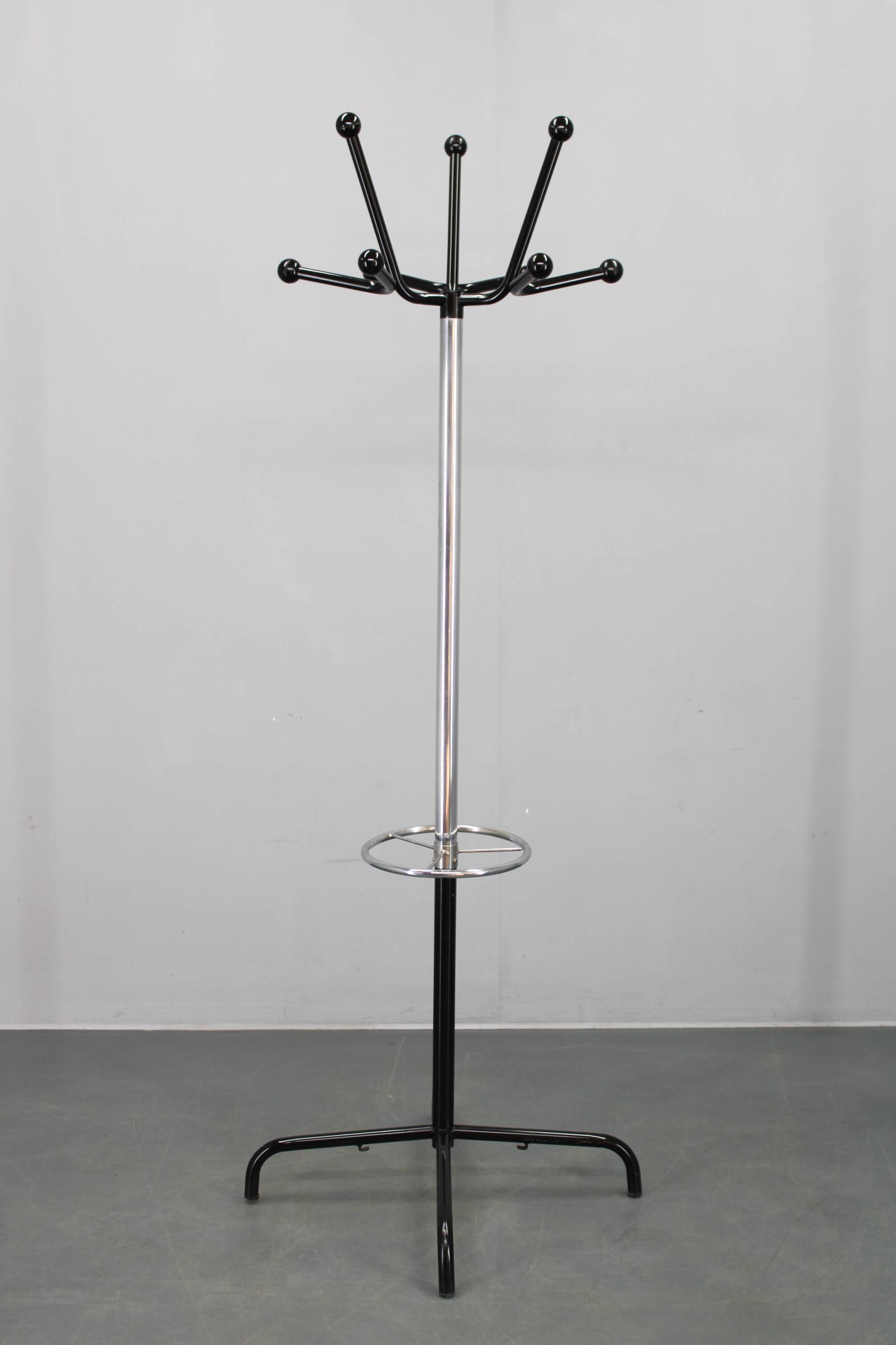 Portemanteau italien en fer chromé et laqué et plastique, années 1970