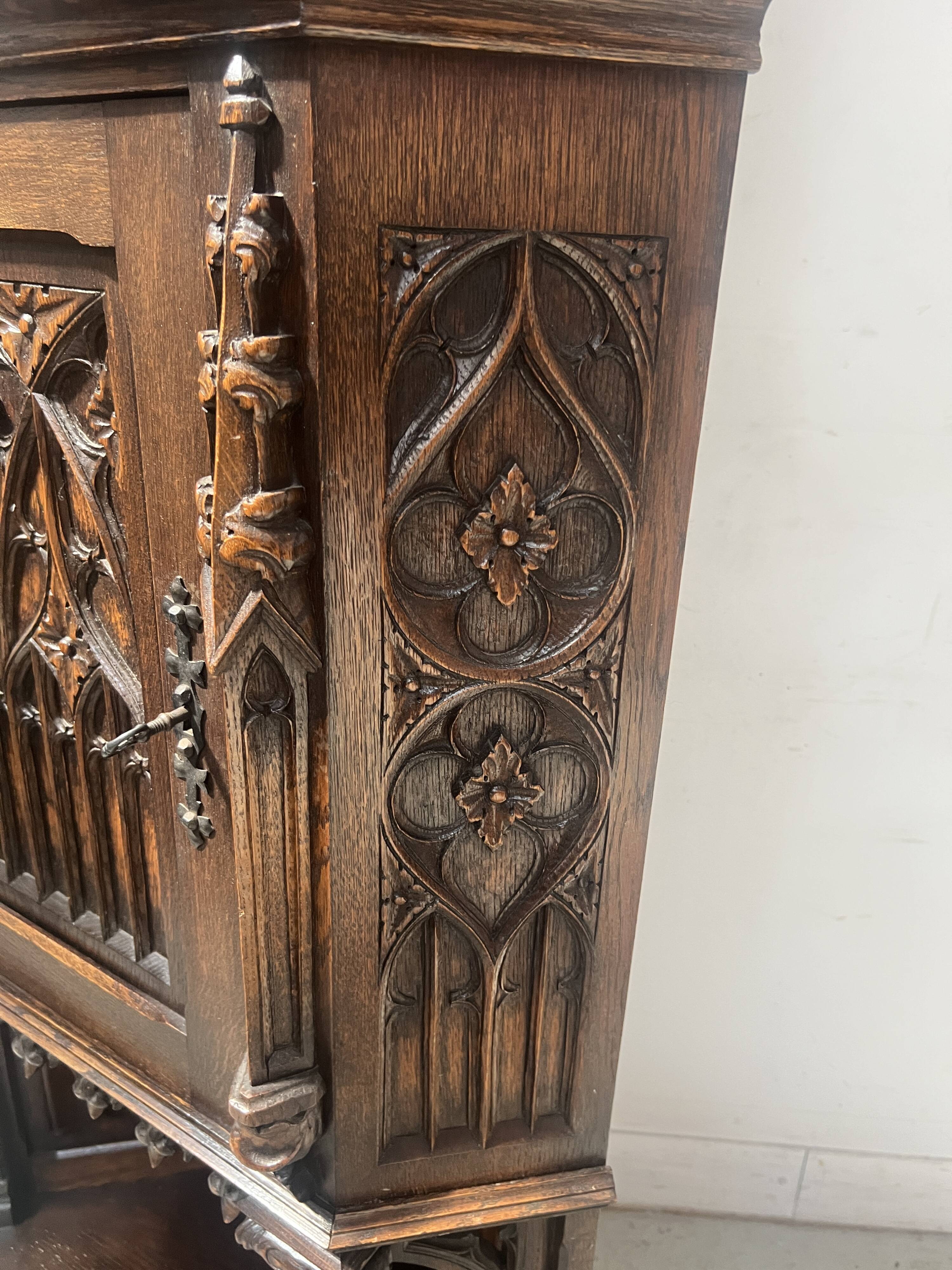 Gothic-style corner cabinet in solid oak, 20th century.