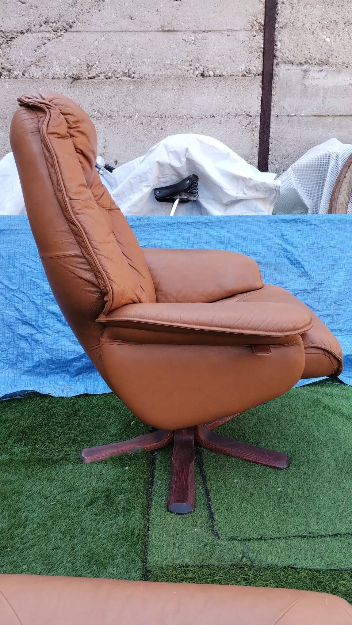 Fauteuil en cuir brun par Hjort-Knudsen