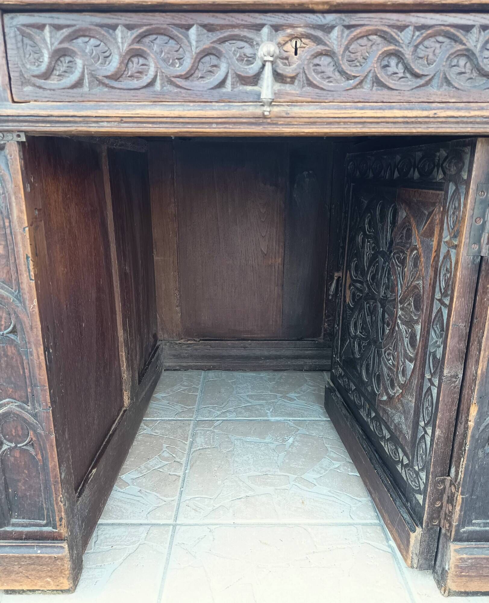 Large Gothic desk in solid oak from the 19th century.
