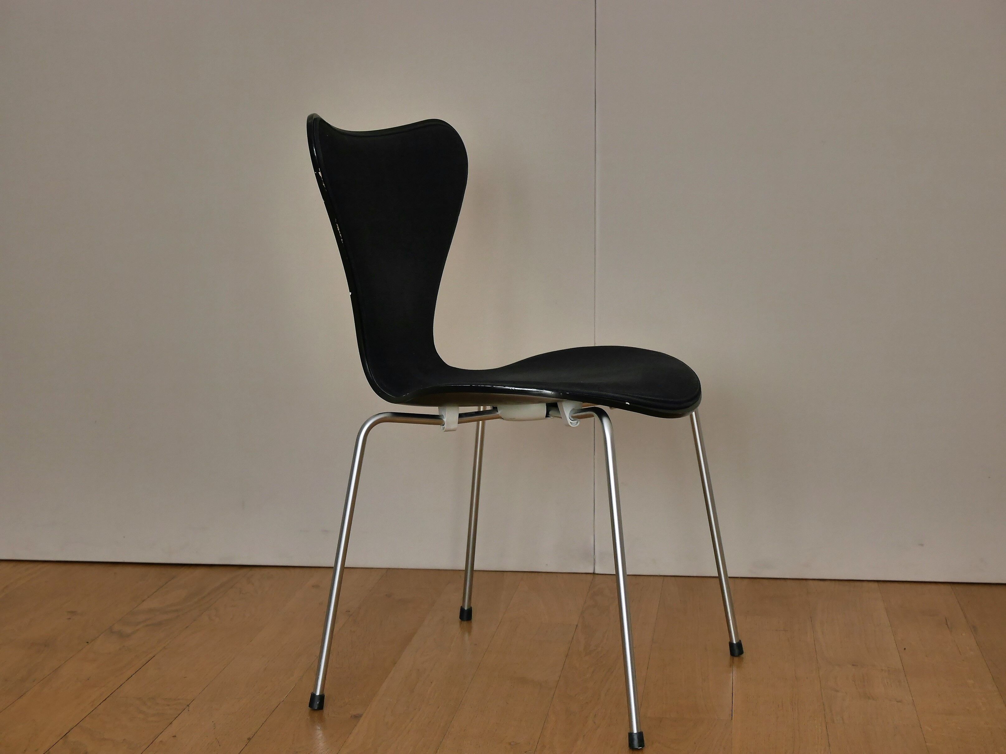 Chair 3107 by Jacobsen edition Fritz Hansen