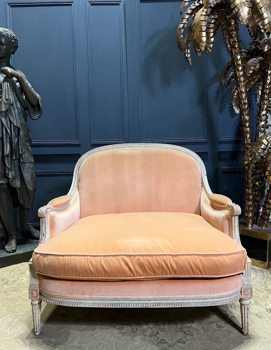 Marquise / Small Sofa From the Napoleon III Period in Painted Wood, Finely Carved - 19th Century