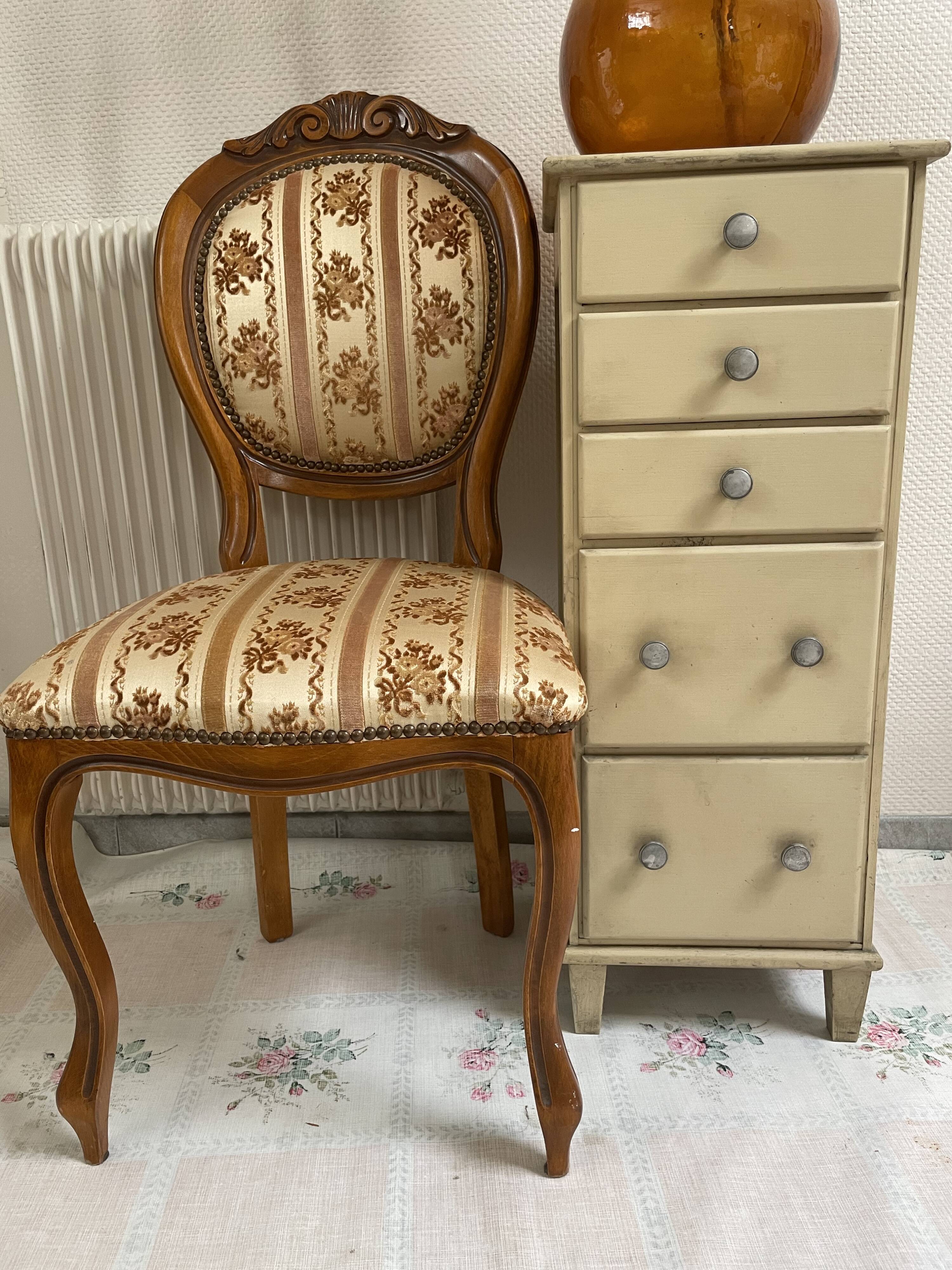 Duo medallion chairs