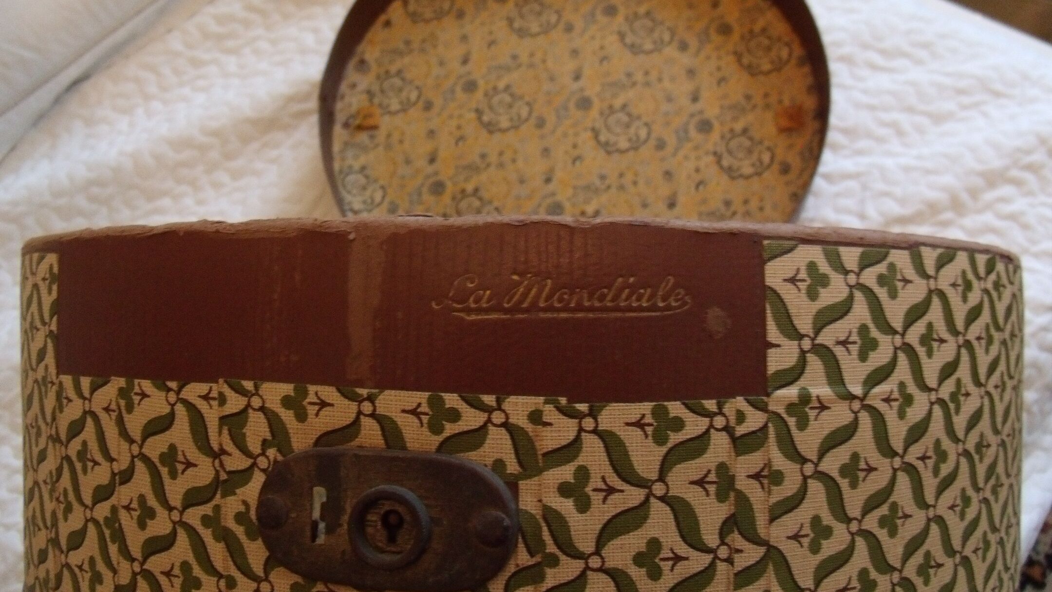 La Mondiale hat box