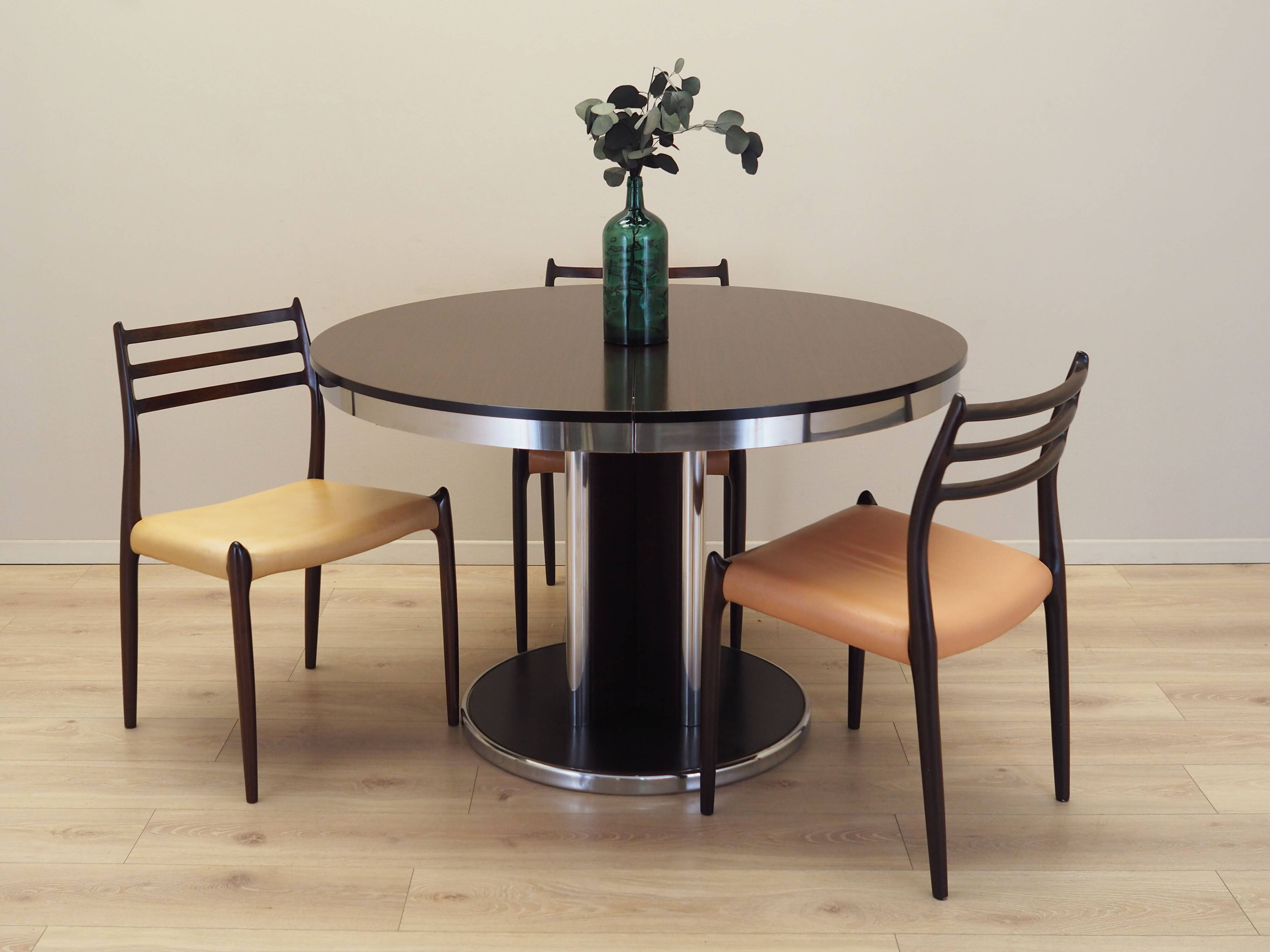 Extendable round table, Italy, 1970s