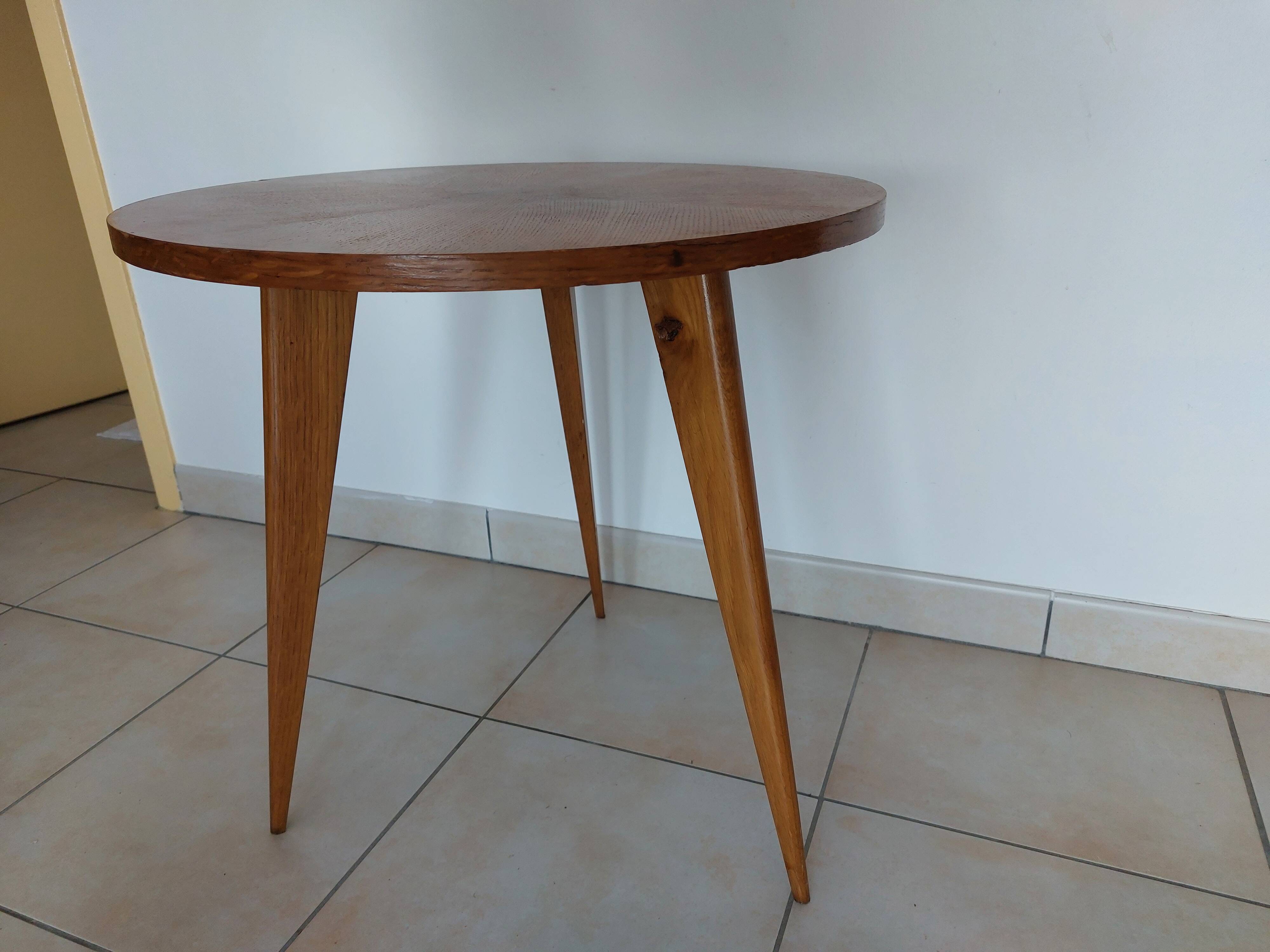 Tripod round coffee table