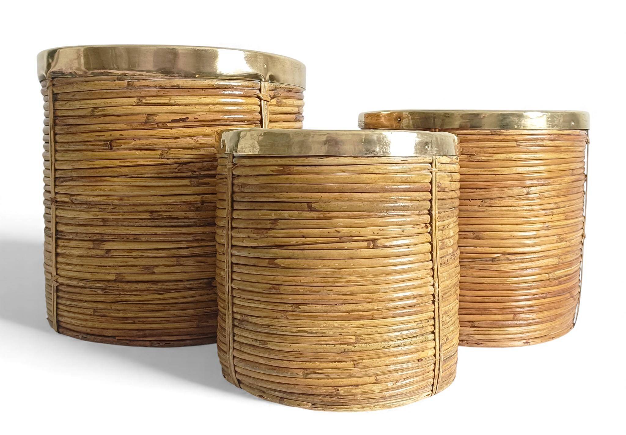 Vase en raphia / rotin organique moderne du milieu du siècle XL avec bord en laiton