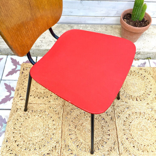 Chaise rouge et bois