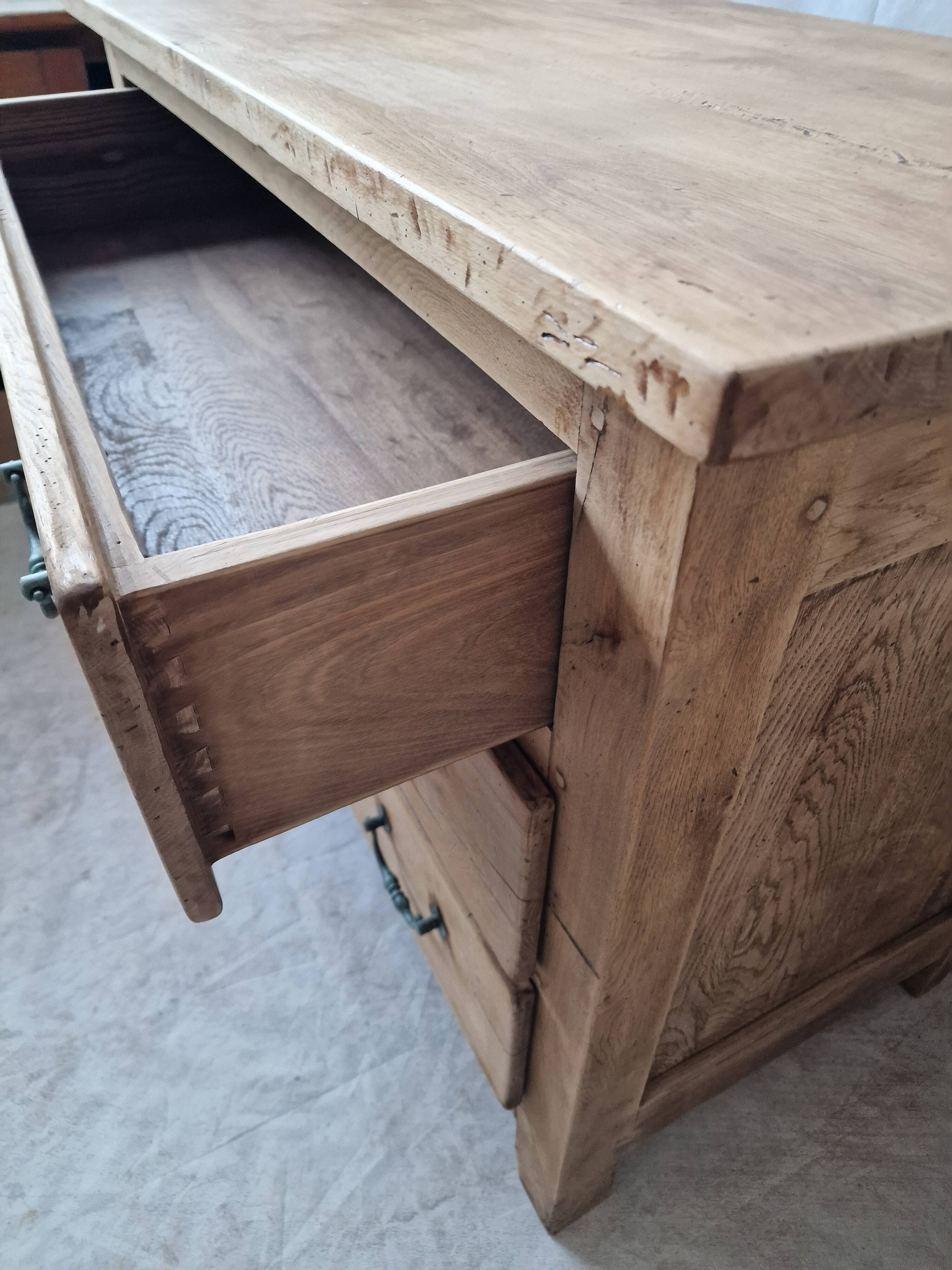 Chest of drawers in raw oak
