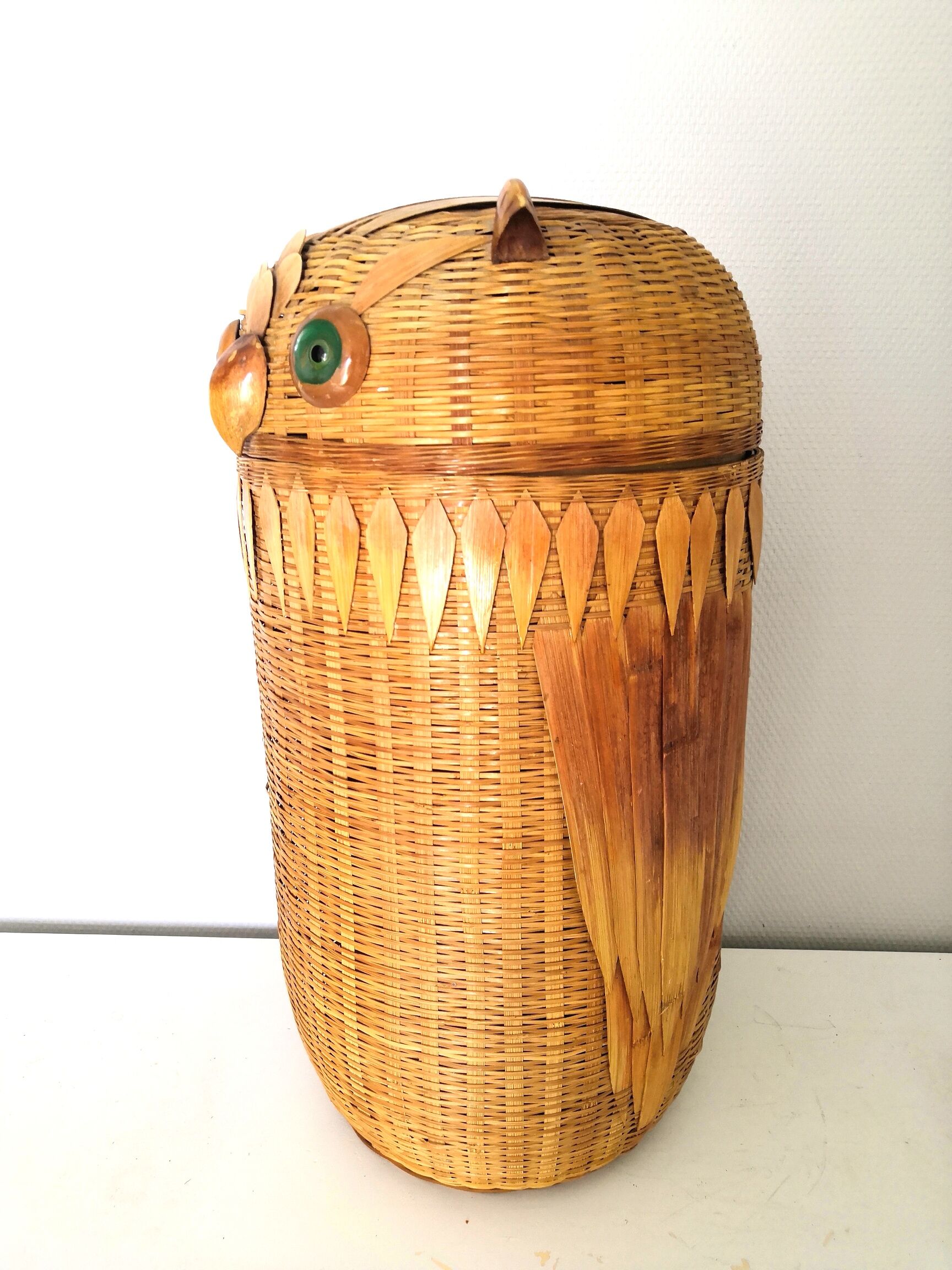 Wicker basket shape owl design 70s