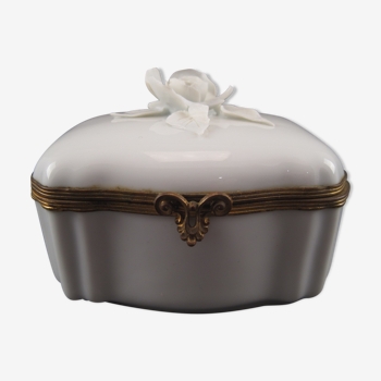 Box jewel box in porcelain of Limoges Maison COQUET décor à la Rose XX ème