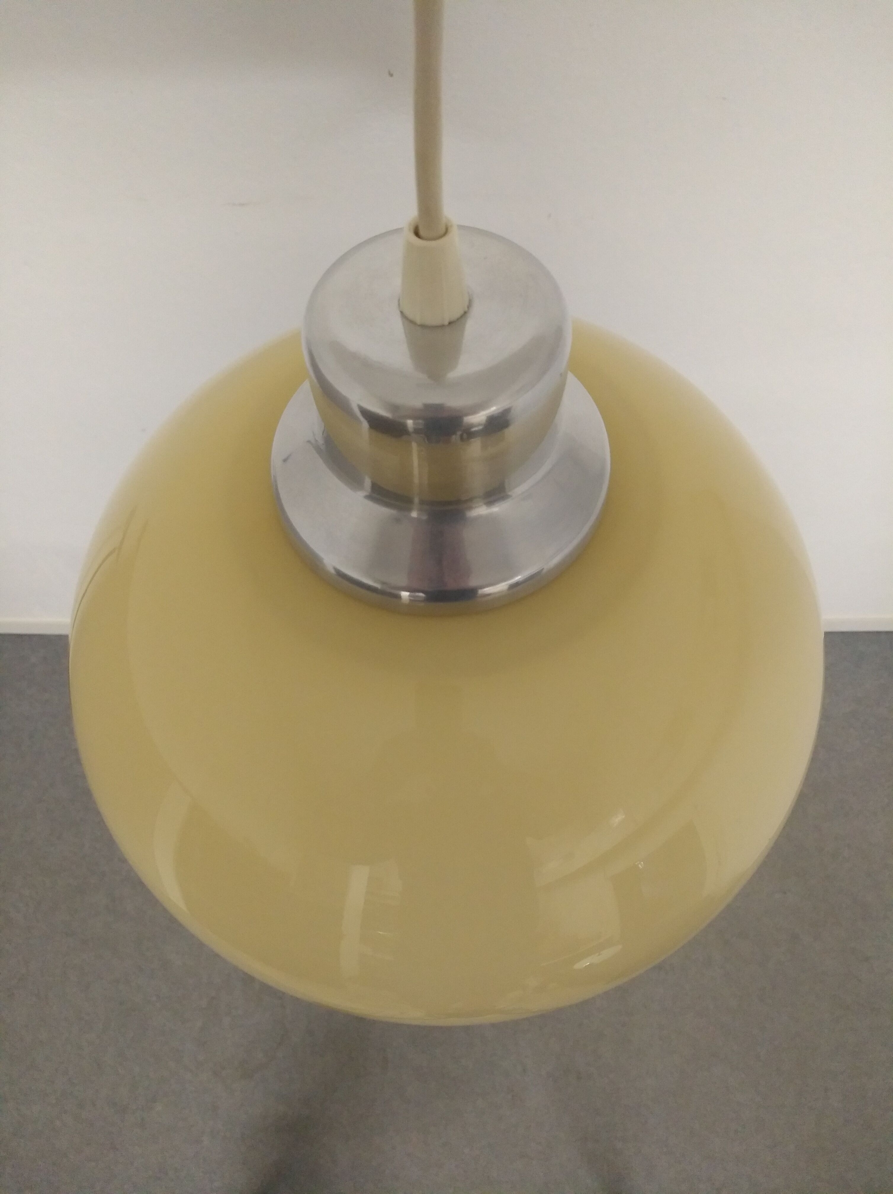 Hanging 70s in beige opaline