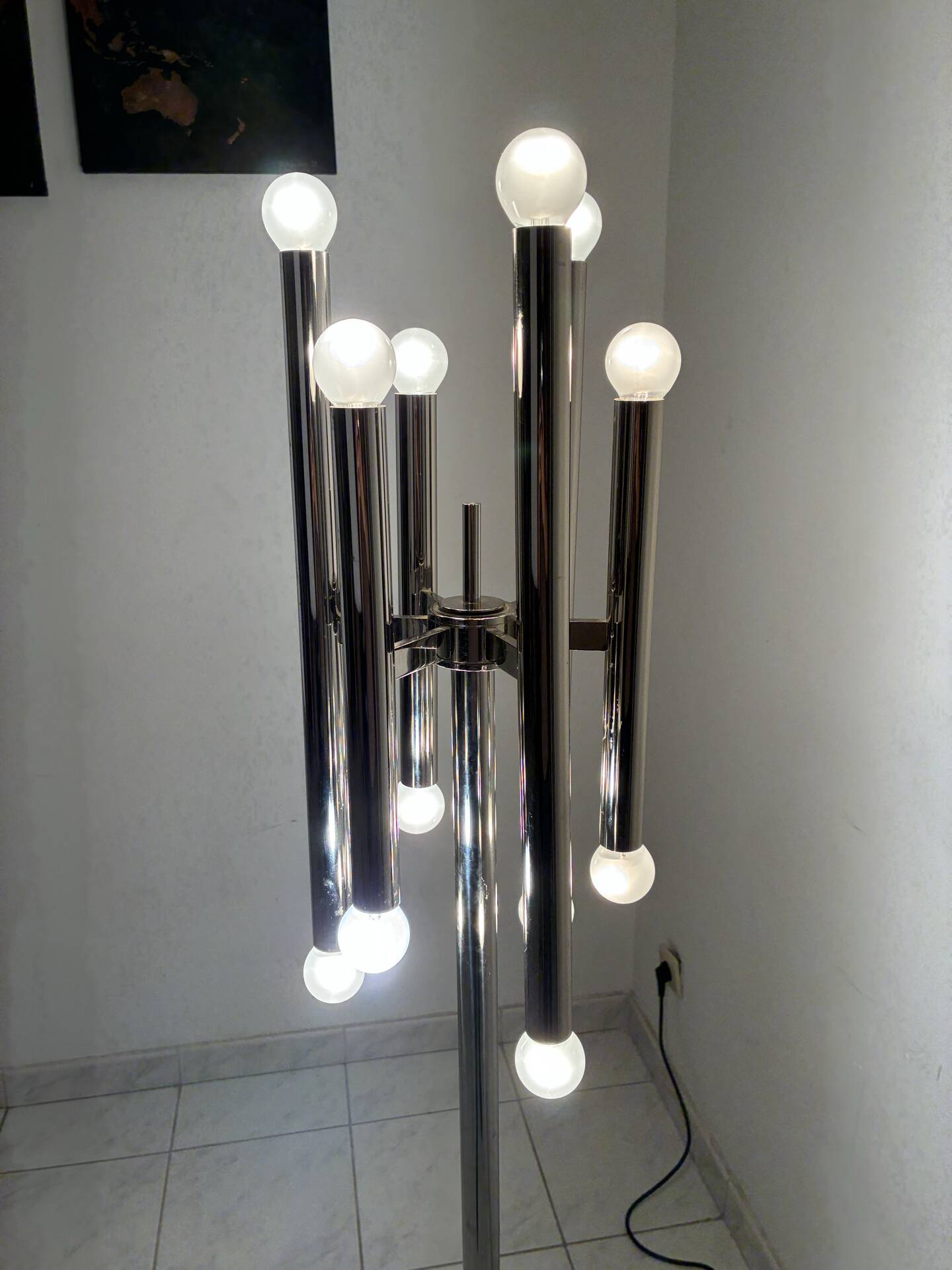 Lampe de sol vintage en chrome avec 12 lumières.