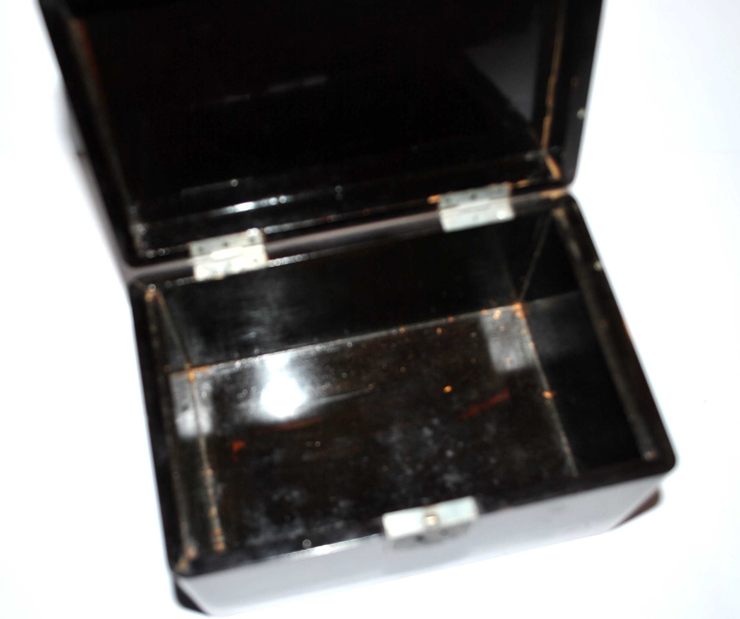 Ancient tea box in black lacquer from Japan - 19th century butterfly decoration