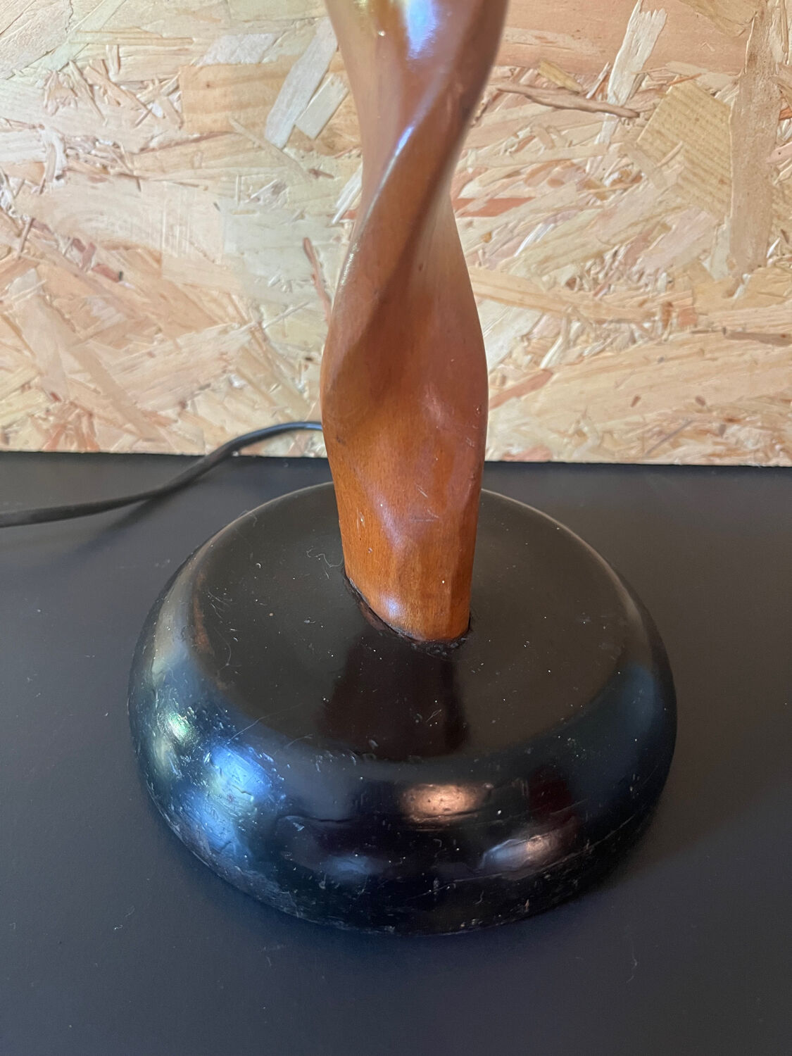 Pied de lampe torsadé en bois