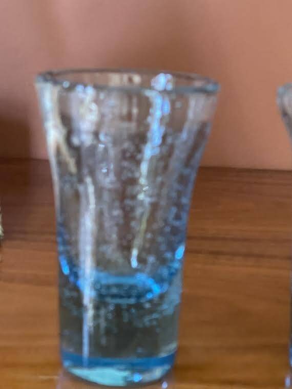 Lot de 4 verres soufflé bleux.