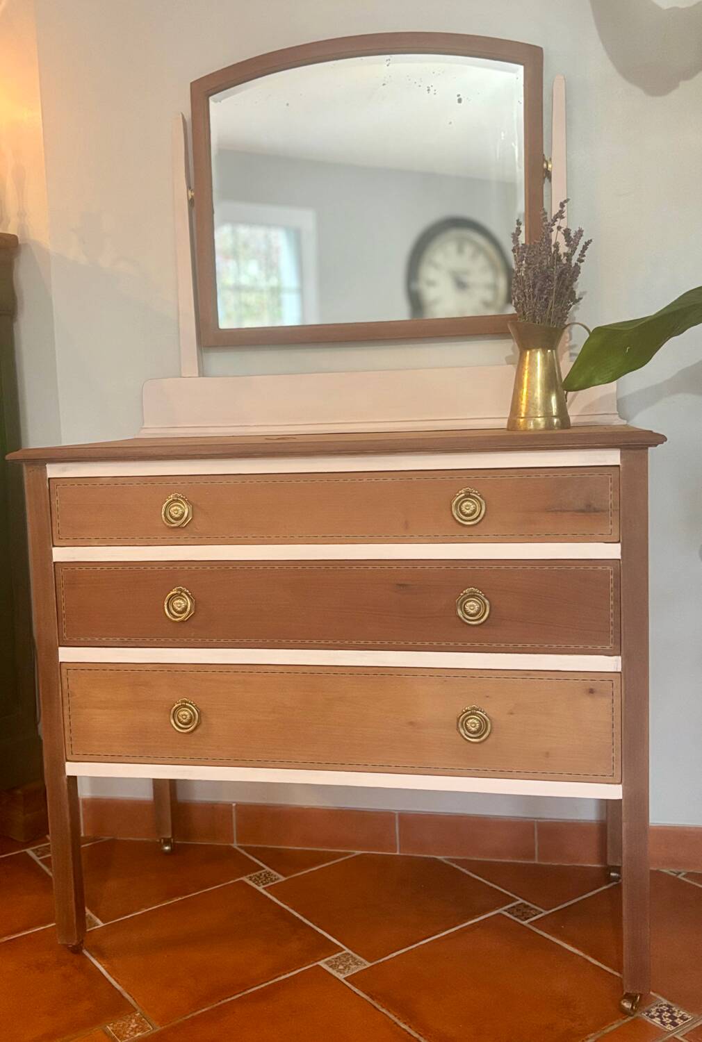 Commode ancienne française en merisier avec miroir – restaurée et peinte