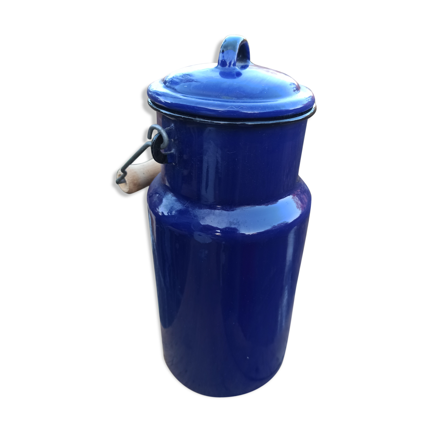 Enamelled milk pot