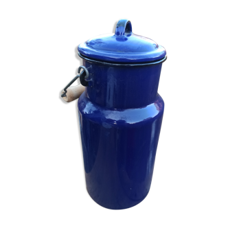 Enamelled milk pot
