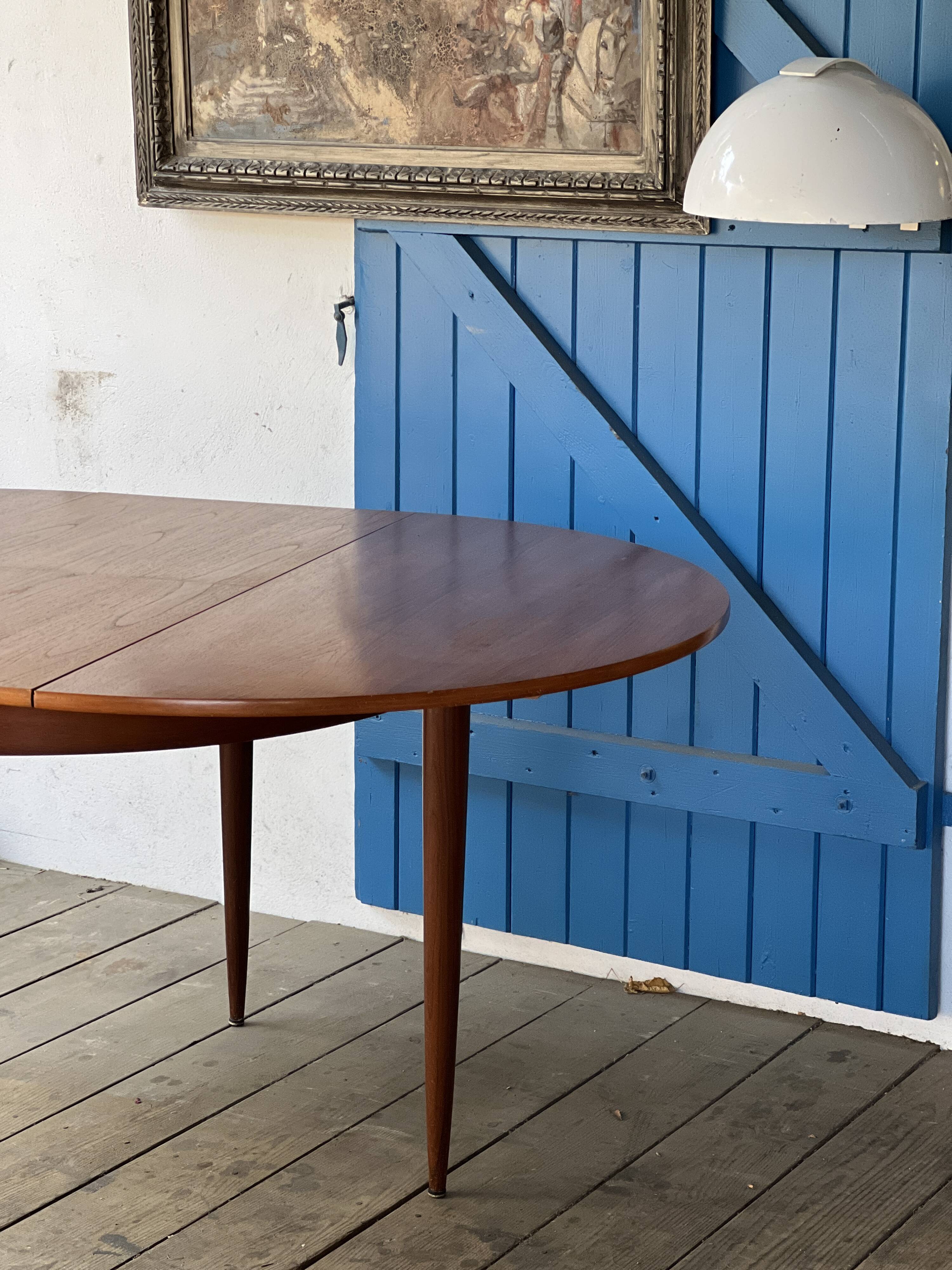 Round extendable table