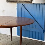 Round extendable table
