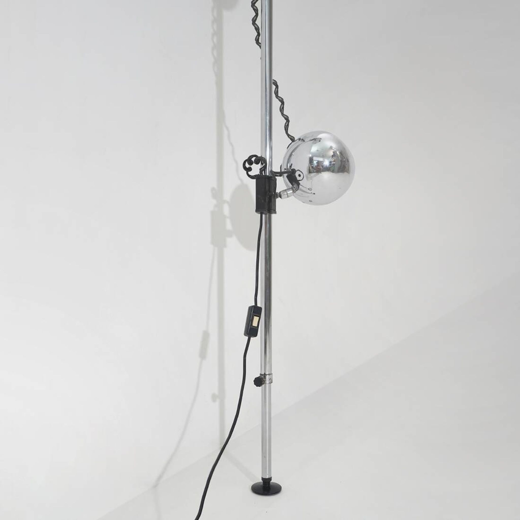 Lampe de sol chrome allant du sol au plafond, années 1970