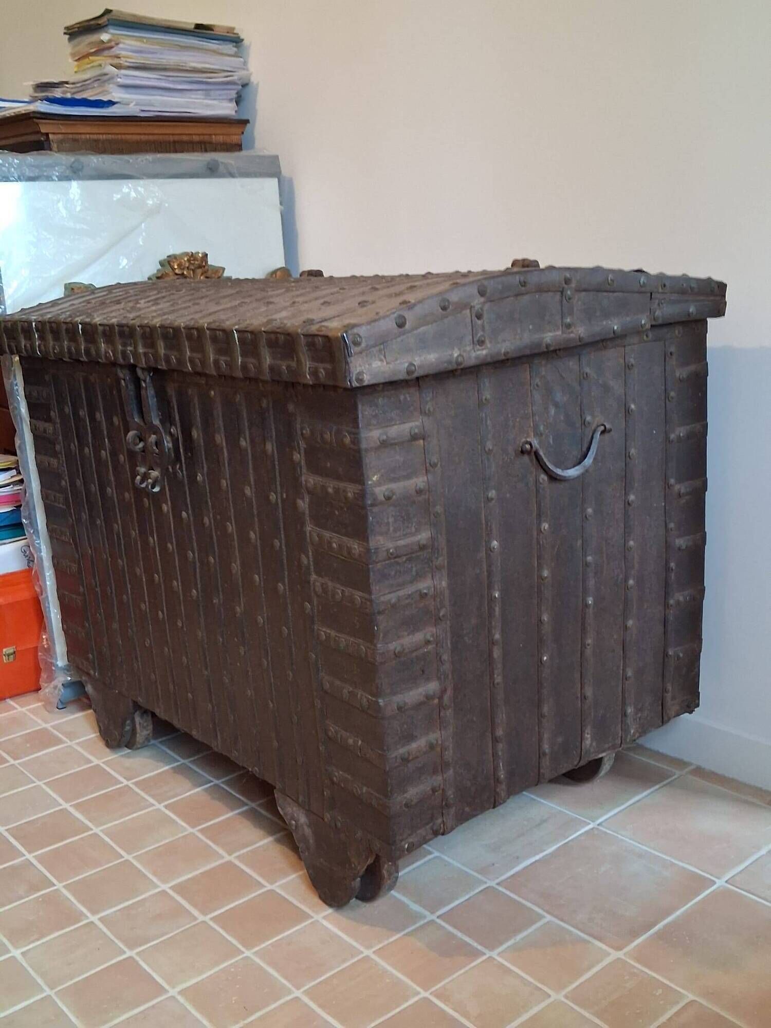 Authentic Pitara Chest from Rajasthan in Wood and Wrought Iron – 19th Century