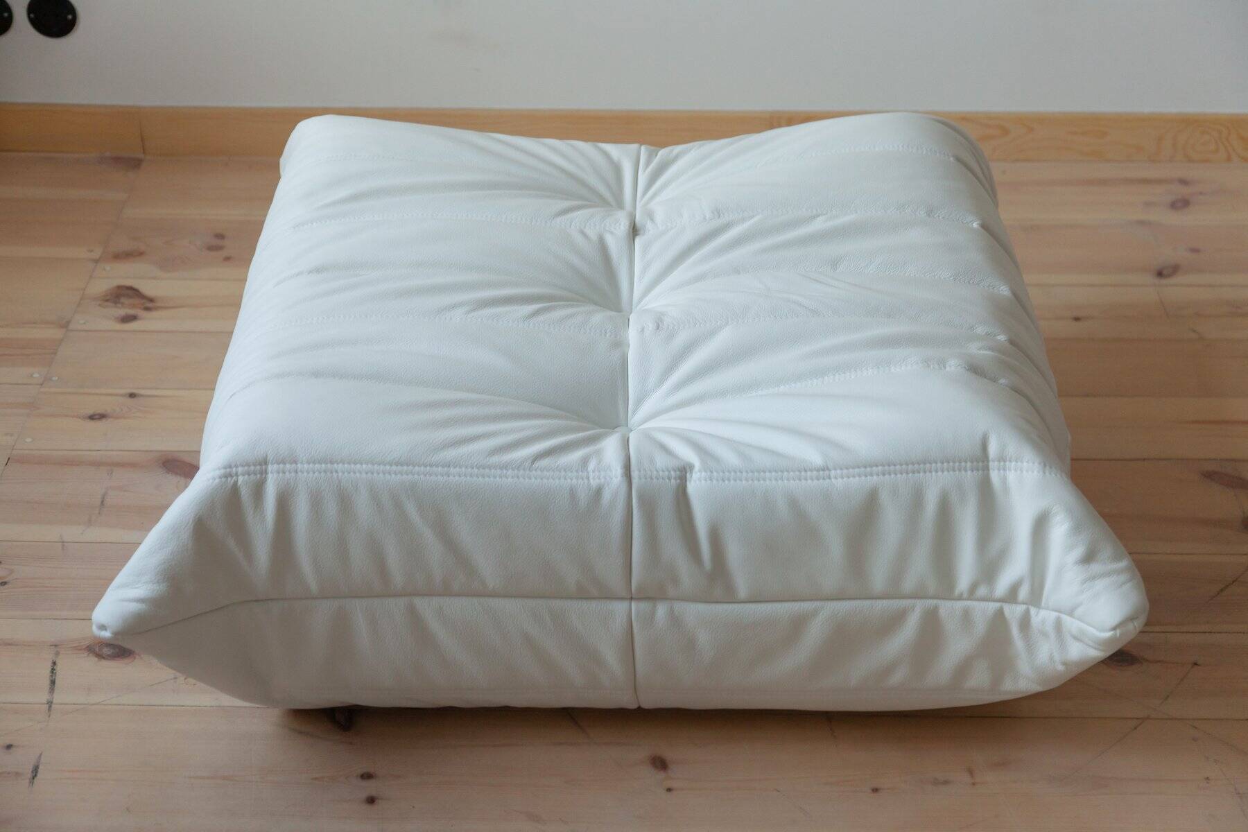 Togo pouf in white leather by Michel Ducaroy for Ligne Roset