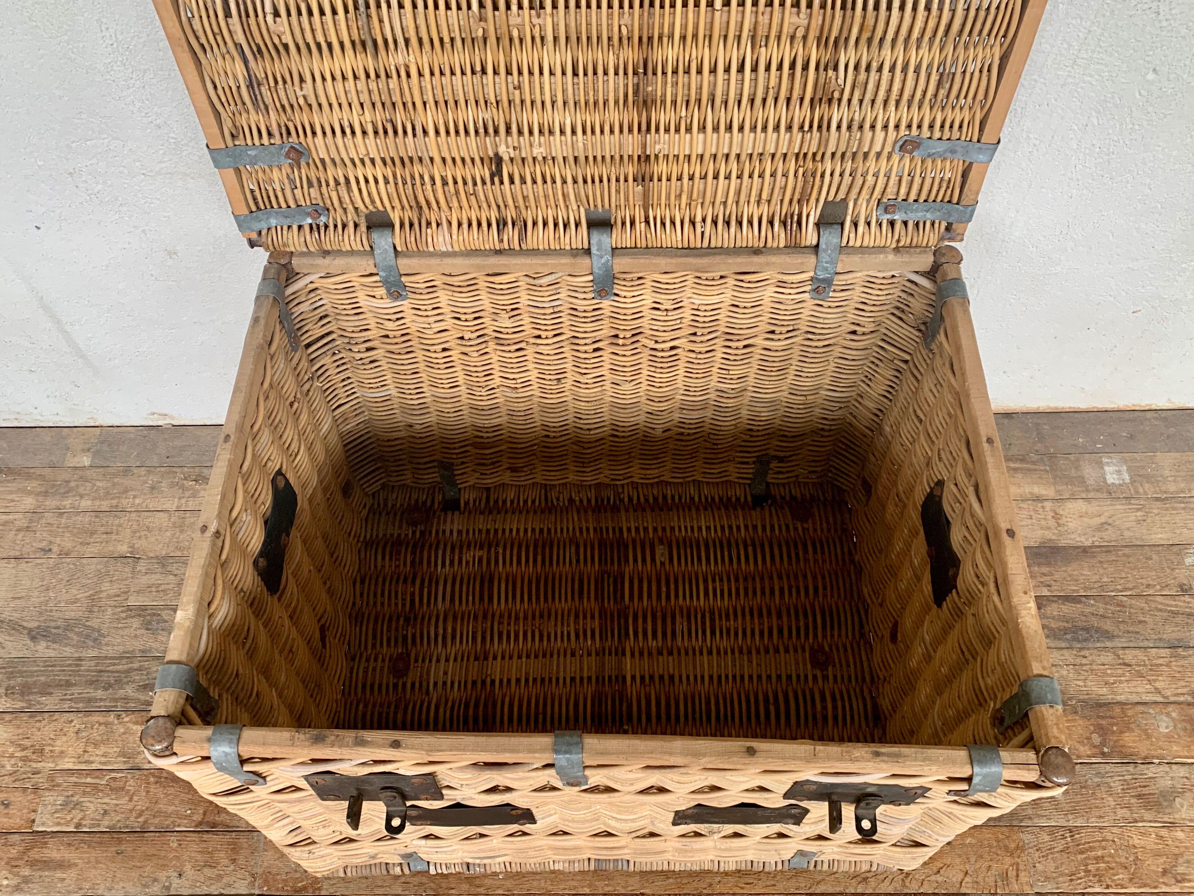 Former sncf travel trunk in rattan early XXeme