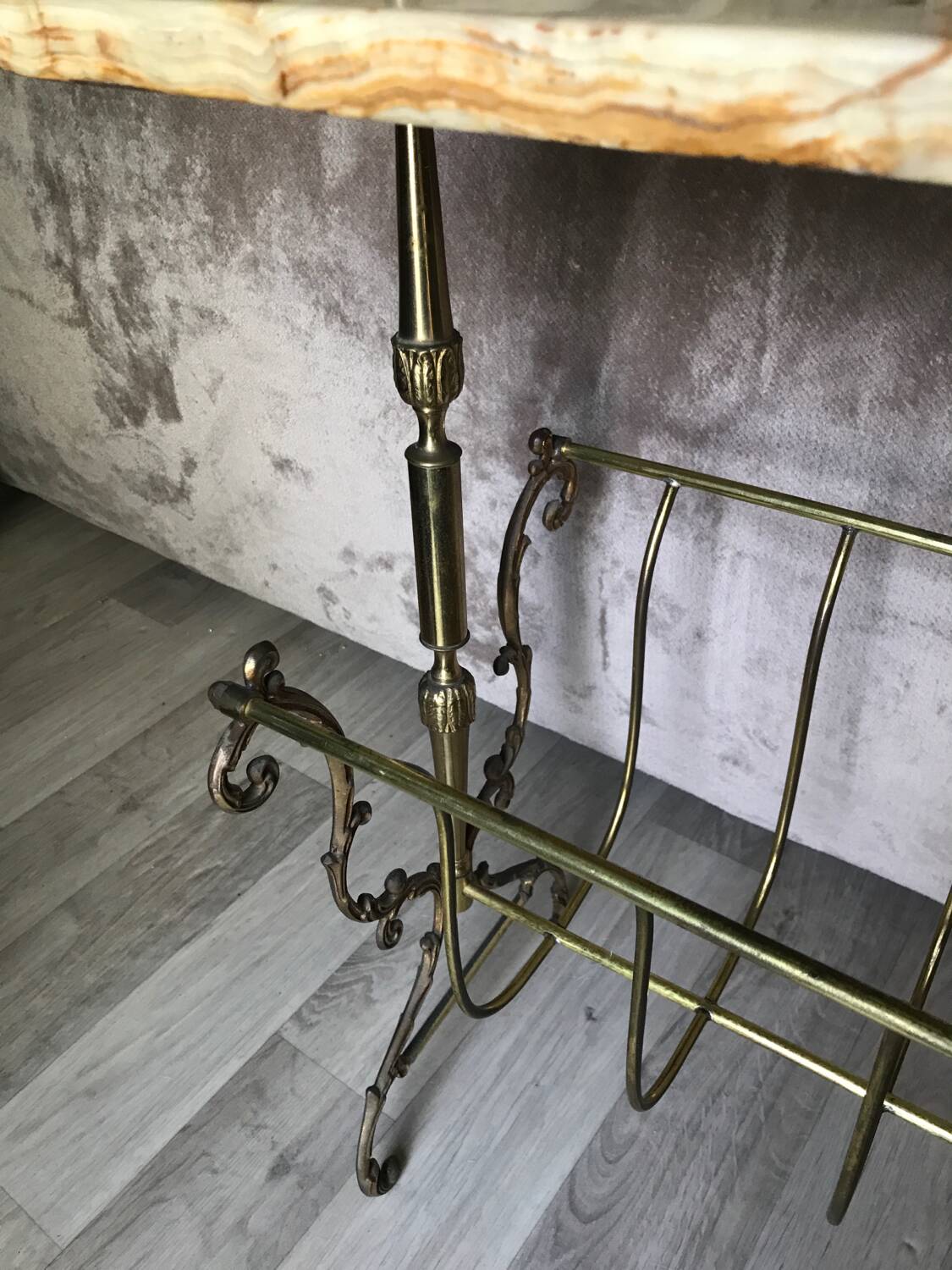 Marble and gilded bronze magazine rack