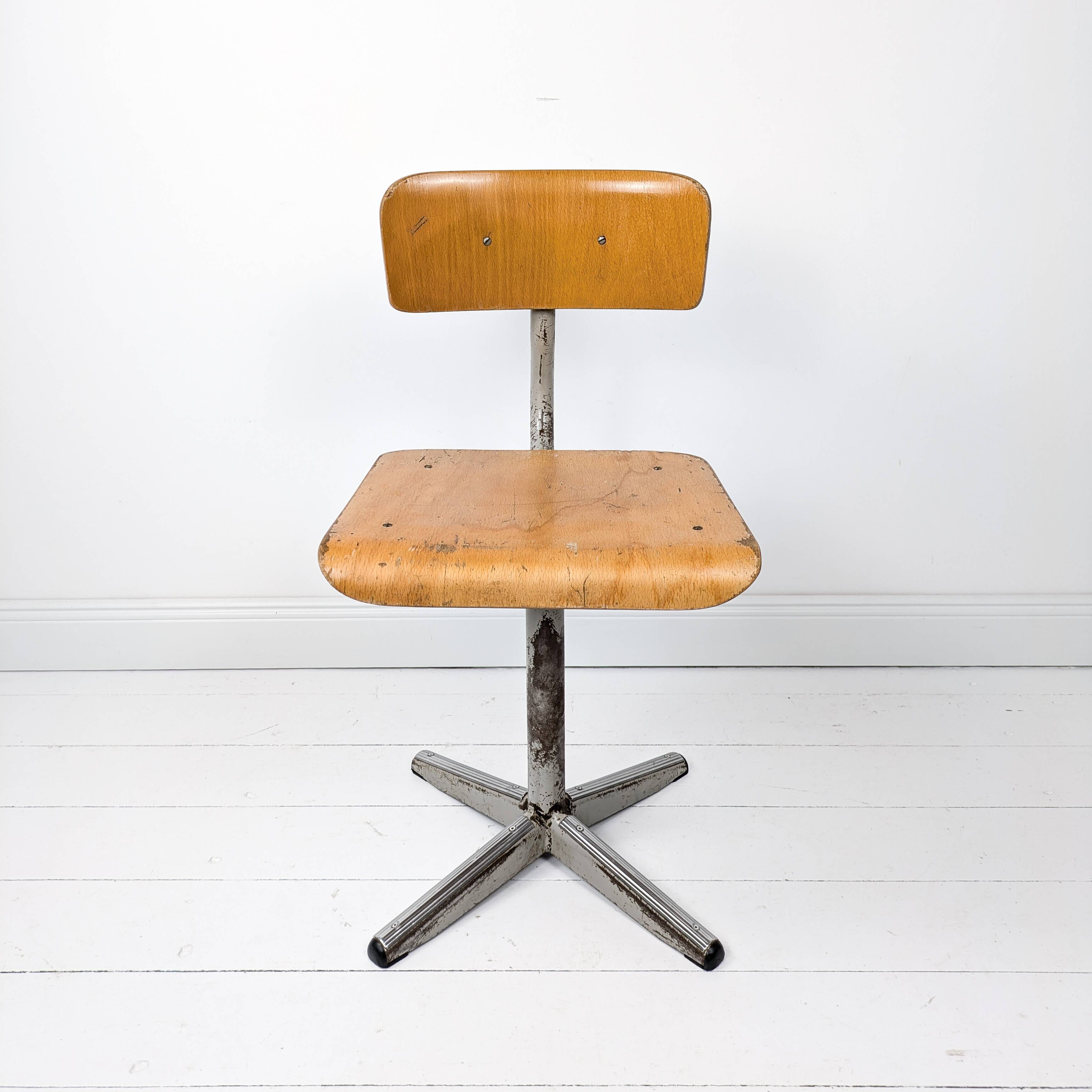 Mid Century Chaise d'école Chaise d'enfant Bois Métal Vintage Rétro Chambre d'enfant Pied Skandi Sca