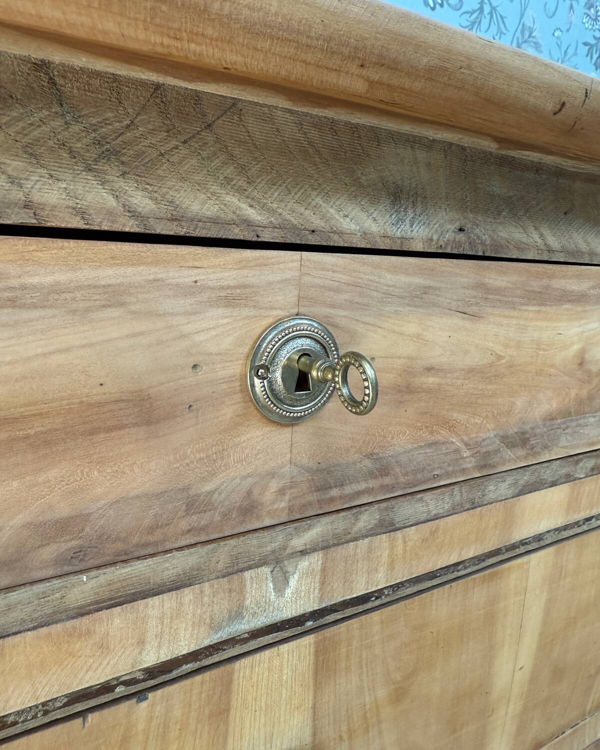 Antique walnut chest of drawers (renovated)