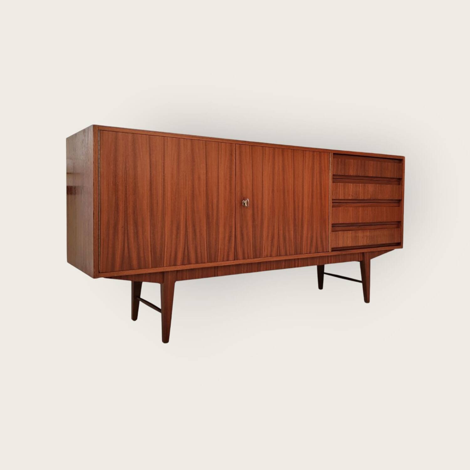 Buffet du milieu du siècle