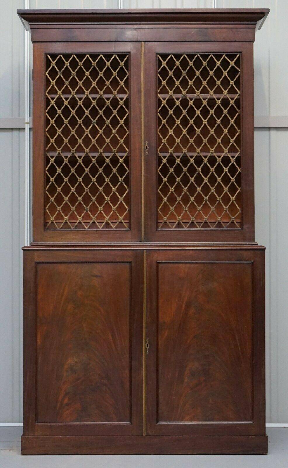 Bibliothèque 19ème siècle en bois dur avec portes en métal bronzé et commode