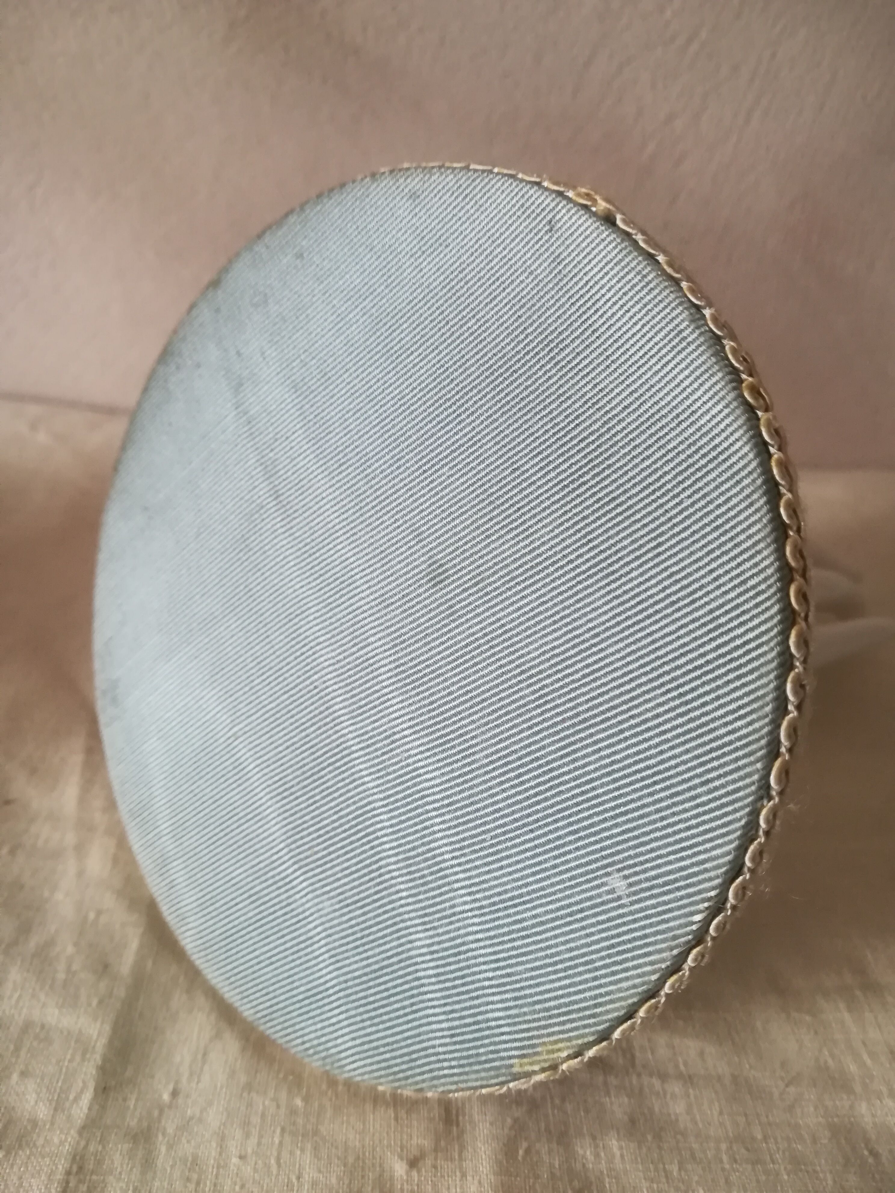 Baguier soliflore hand on pedestal