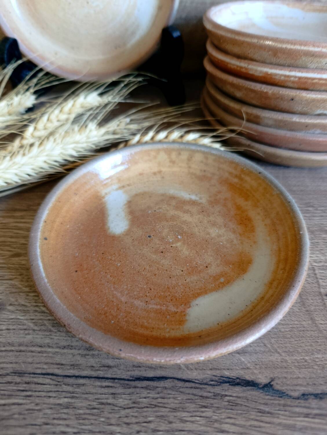 8 small dessert plates in raw and refined stoneware, vintage.