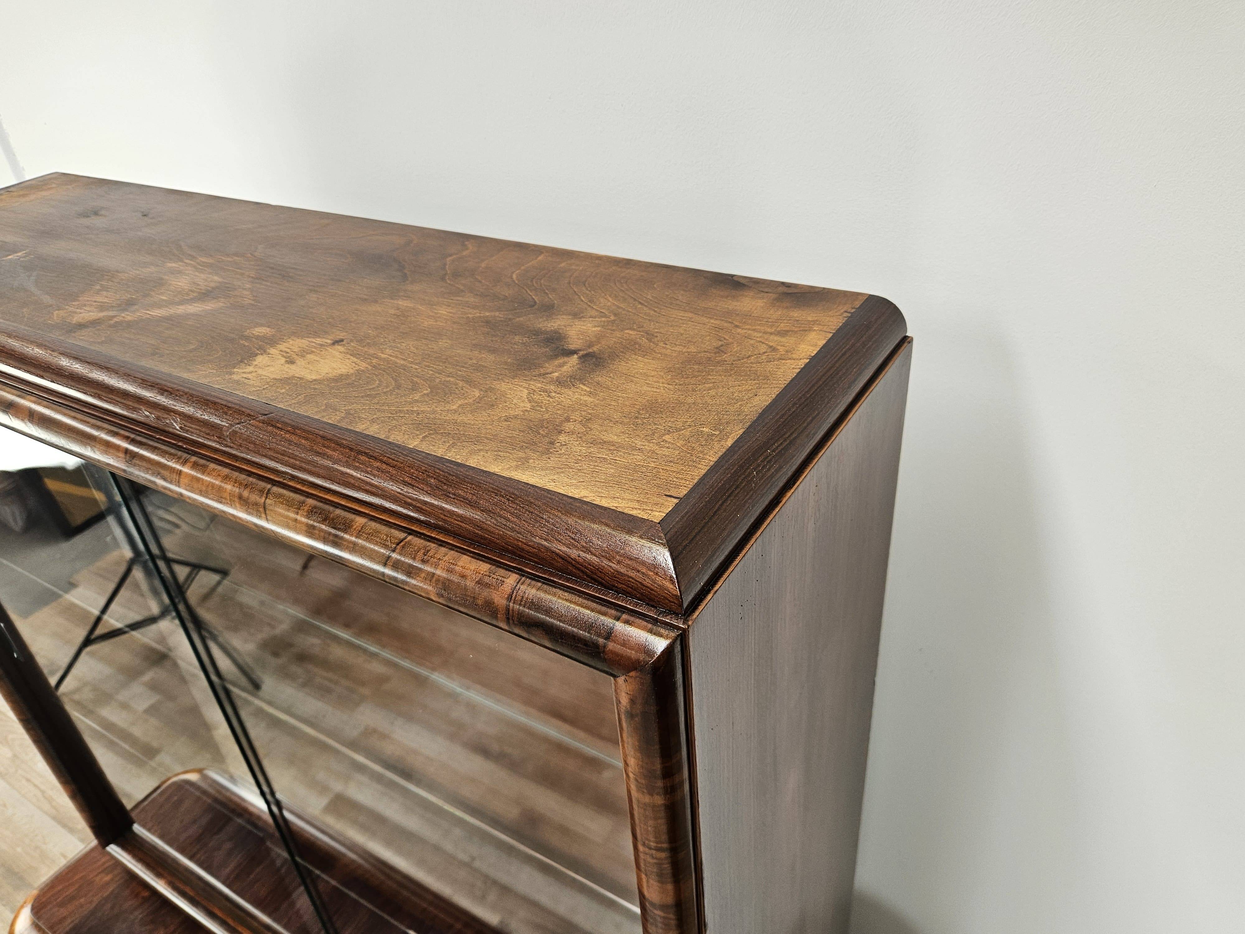 Vitrine Art Déco des années 1930 en noyer et racine de noyer