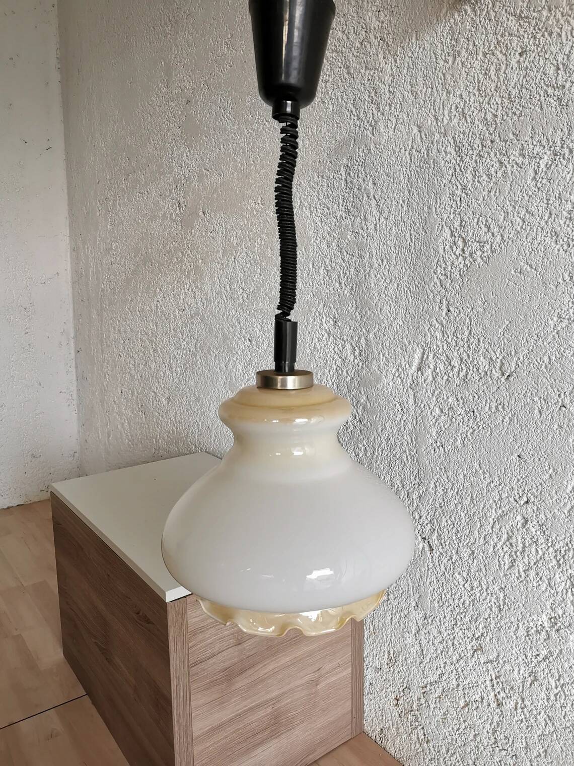 Suspension vintage en verre blanc : Éclairage de cuisine moderne du milieu du siècle