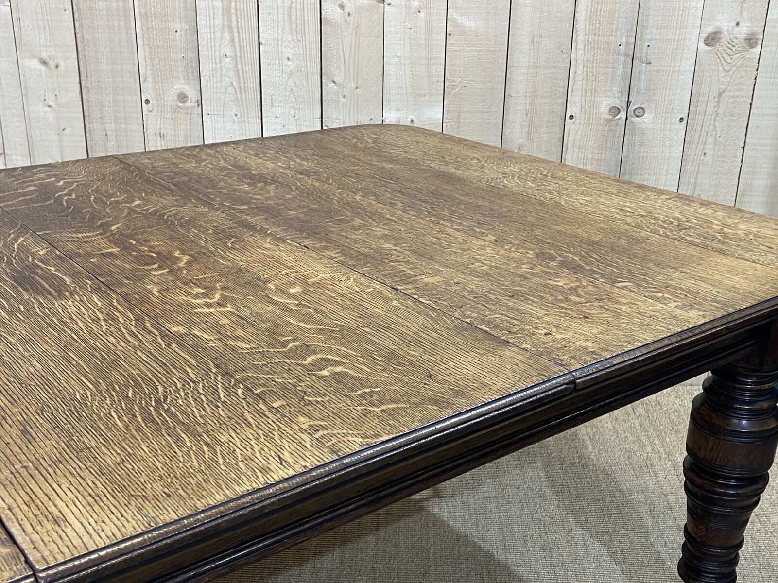 English nineteenth oak table with 1 crank extension