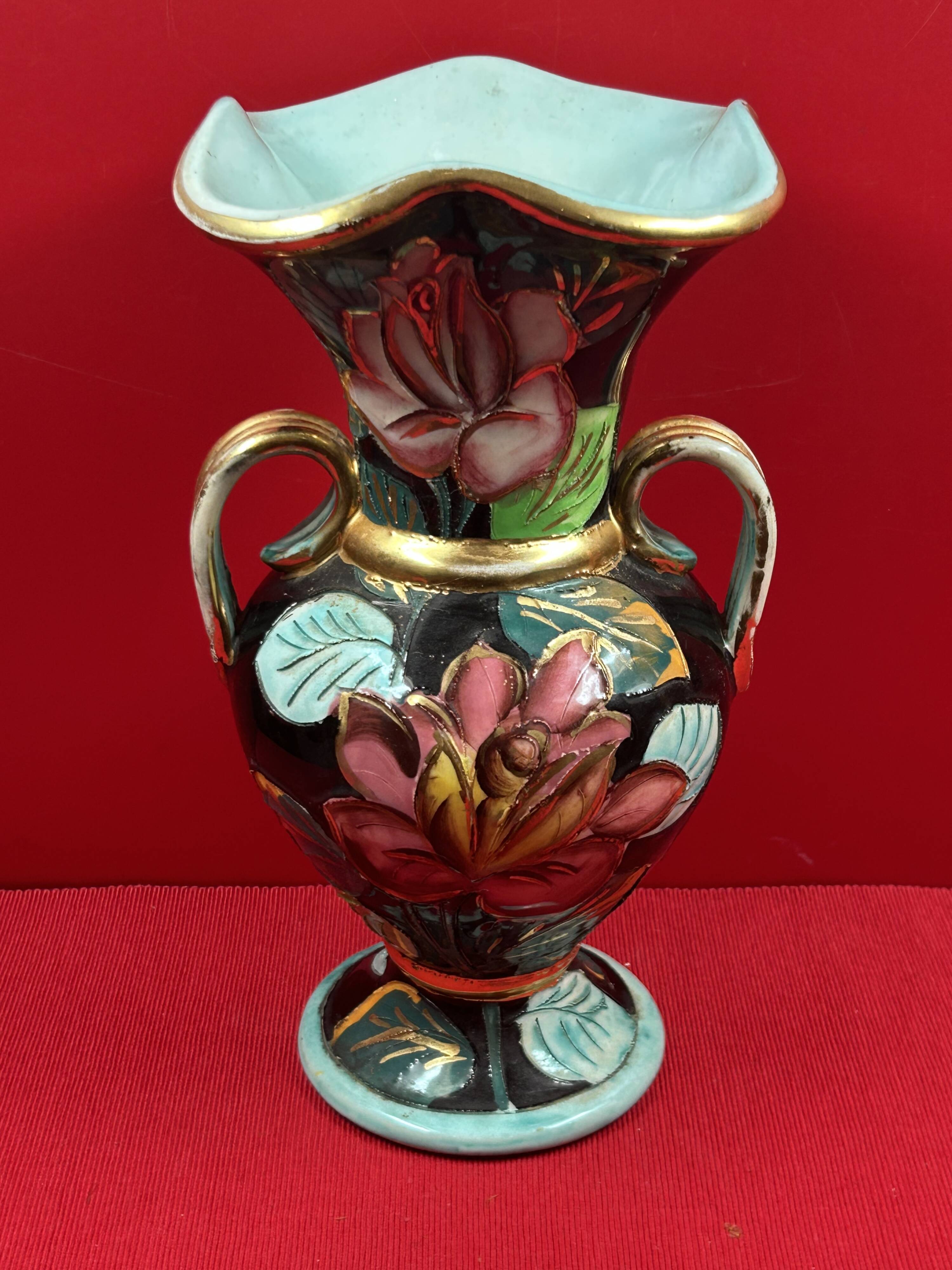 Flowered vase with gold accents or Vallauris, approximately 30 cm - signature to be identified.